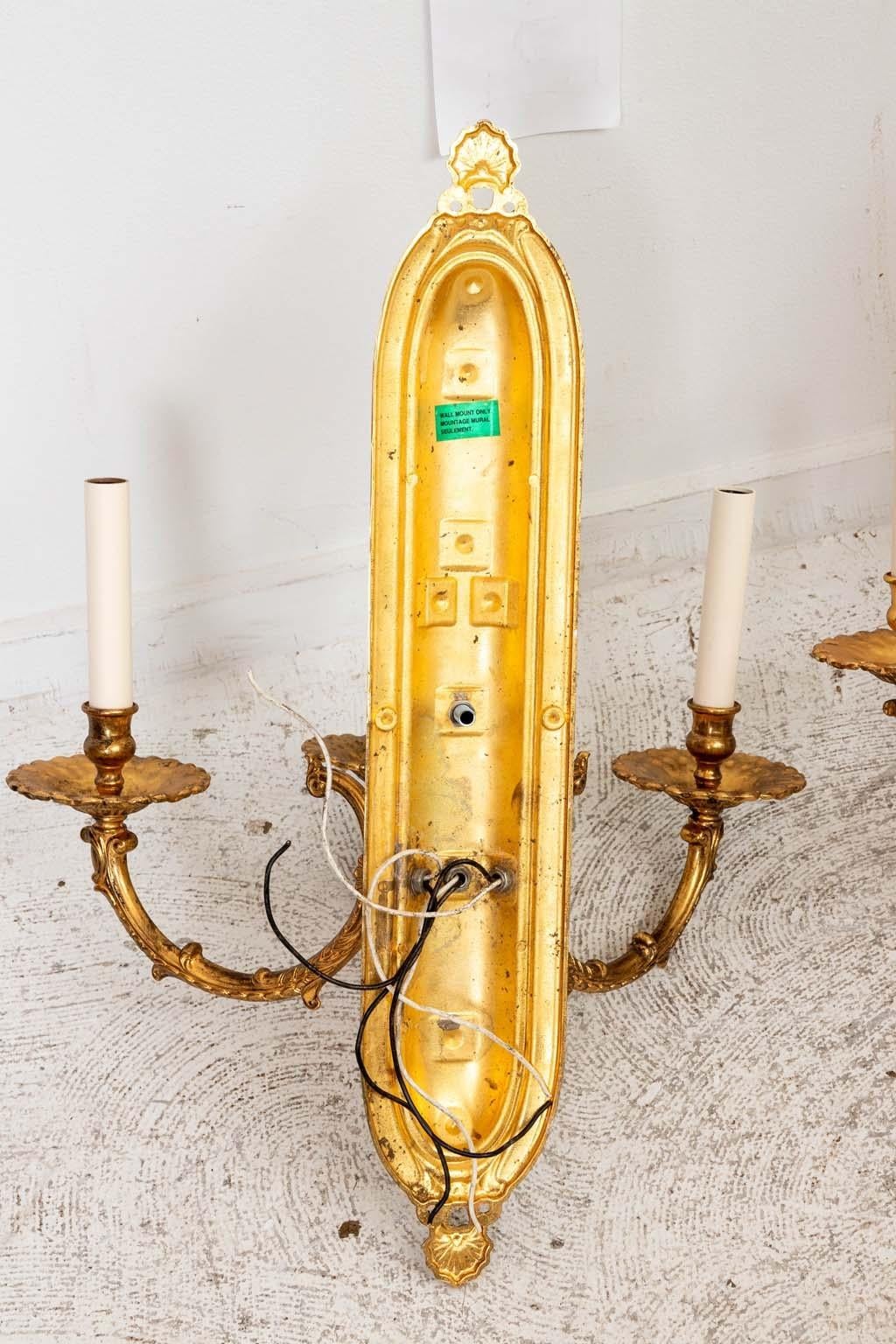 Pair of Regency Style Three Arm Brass Sconces en venta 1