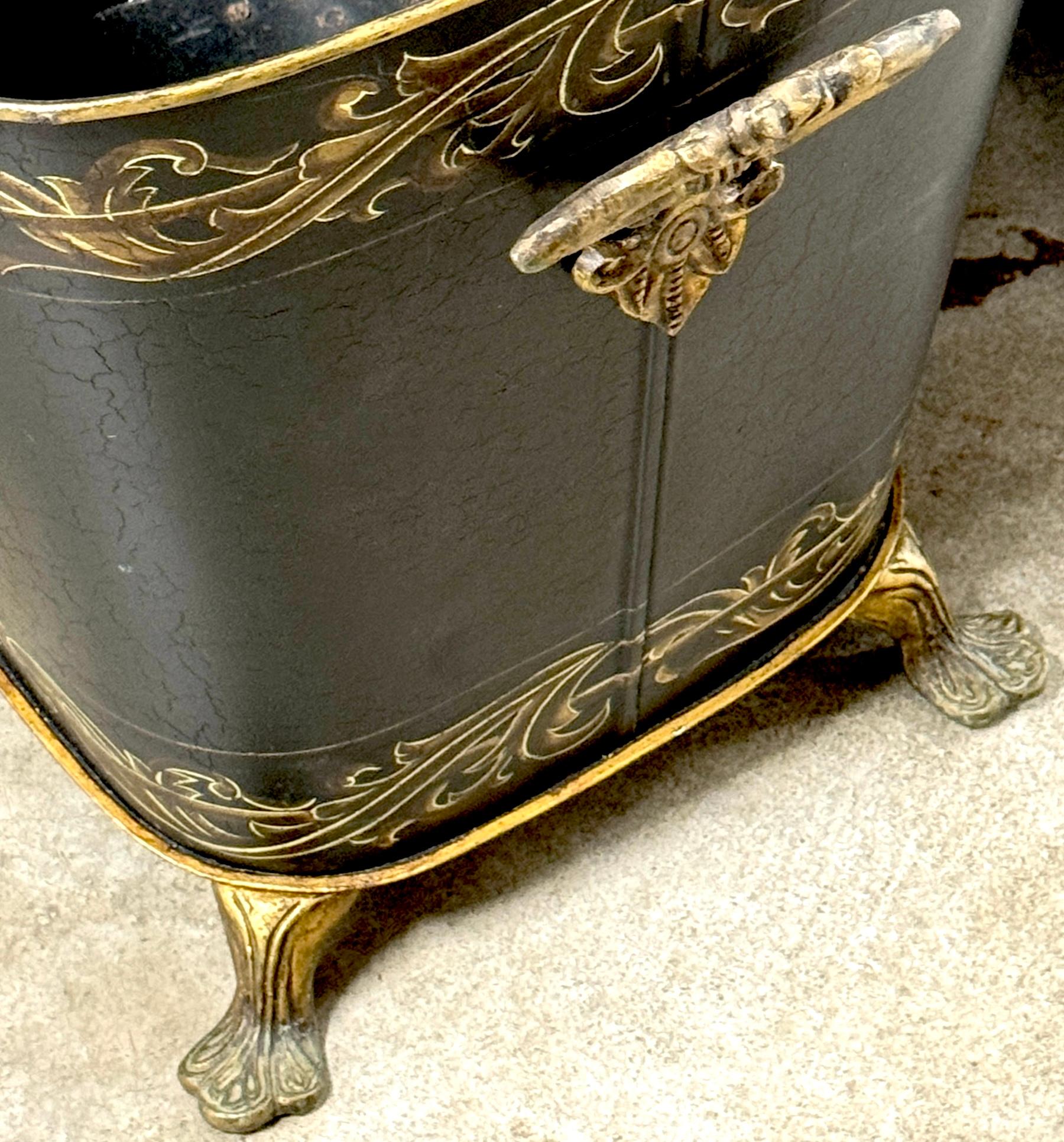 Paire d'objets de style Régence décorés à la tole et à la dorure  Jardinière à poignée en vente 2