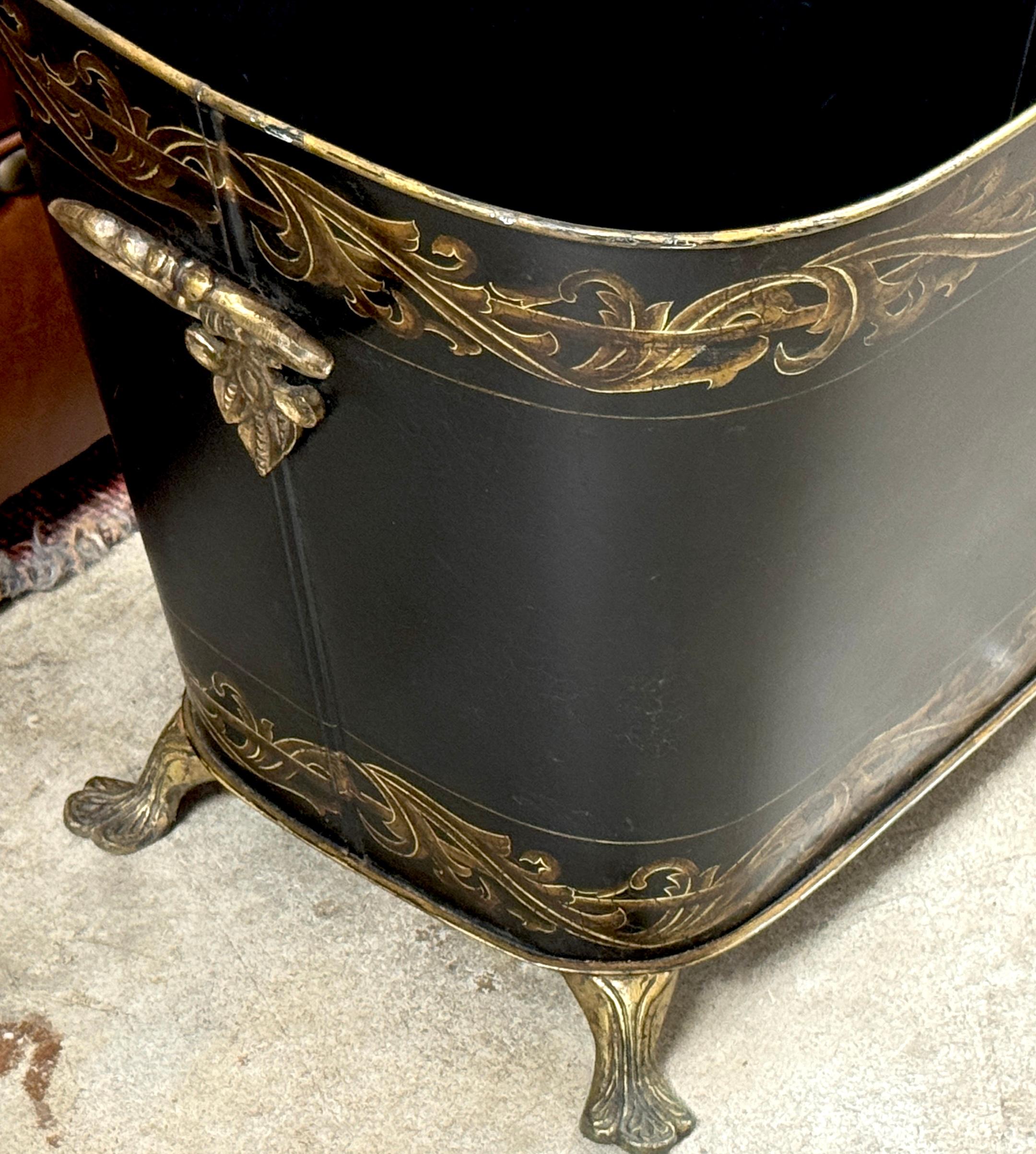 Paire d'objets de style Régence décorés à la tole et à la dorure  Jardinière à poignée en vente 3
