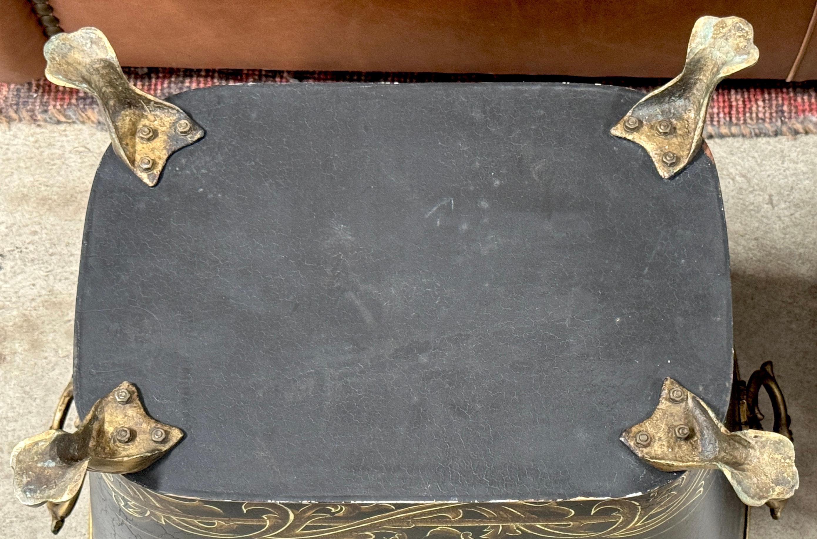 Paire d'objets de style Régence décorés à la tole et à la dorure  Jardinière à poignée en vente 4
