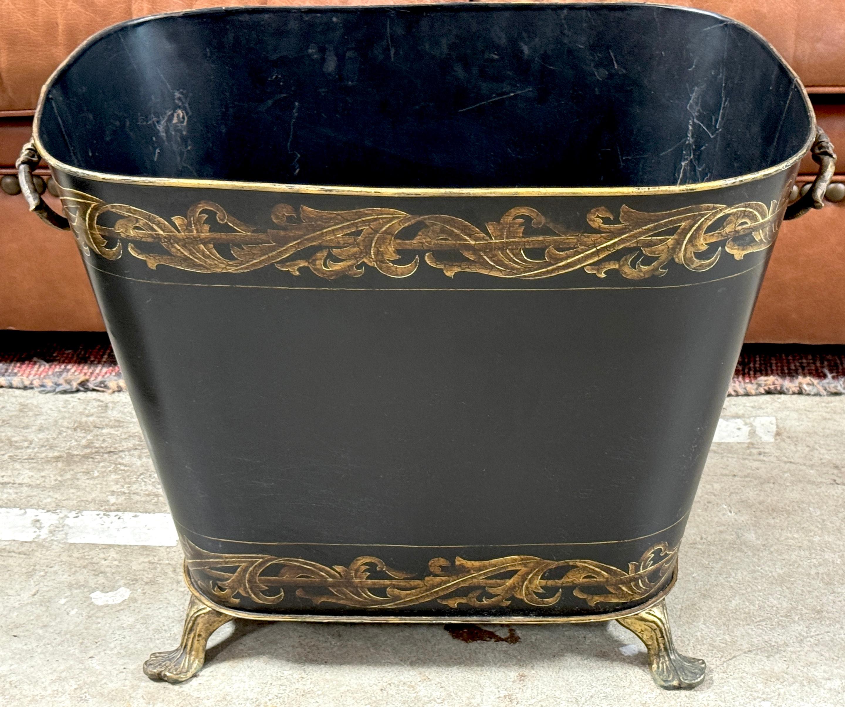 Paire d'objets de style Régence décorés à la tole et à la dorure  Jardinière à poignée en vente 5