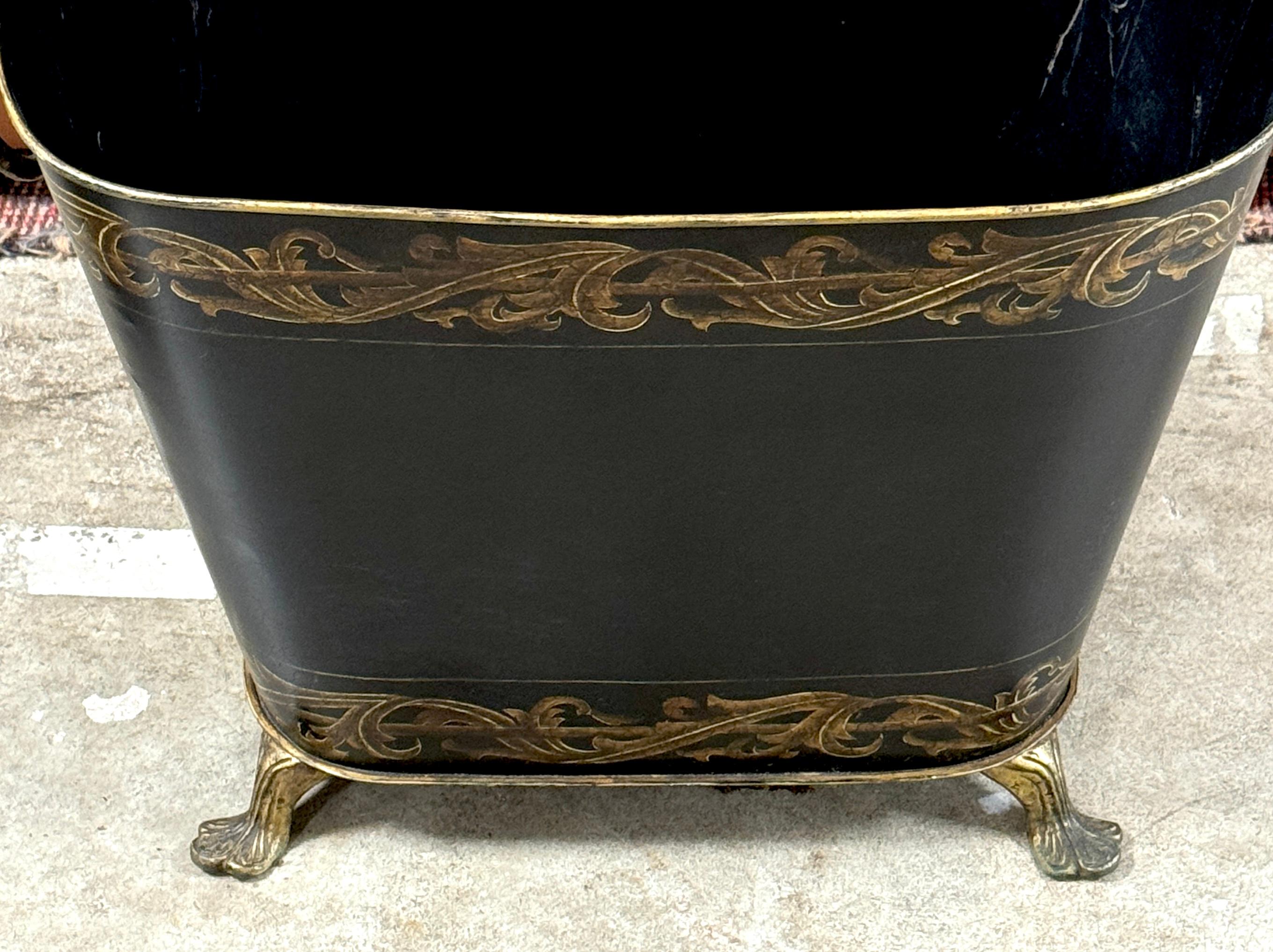 Paire d'objets de style Régence décorés à la tole et à la dorure  Jardinière à poignée en vente 6