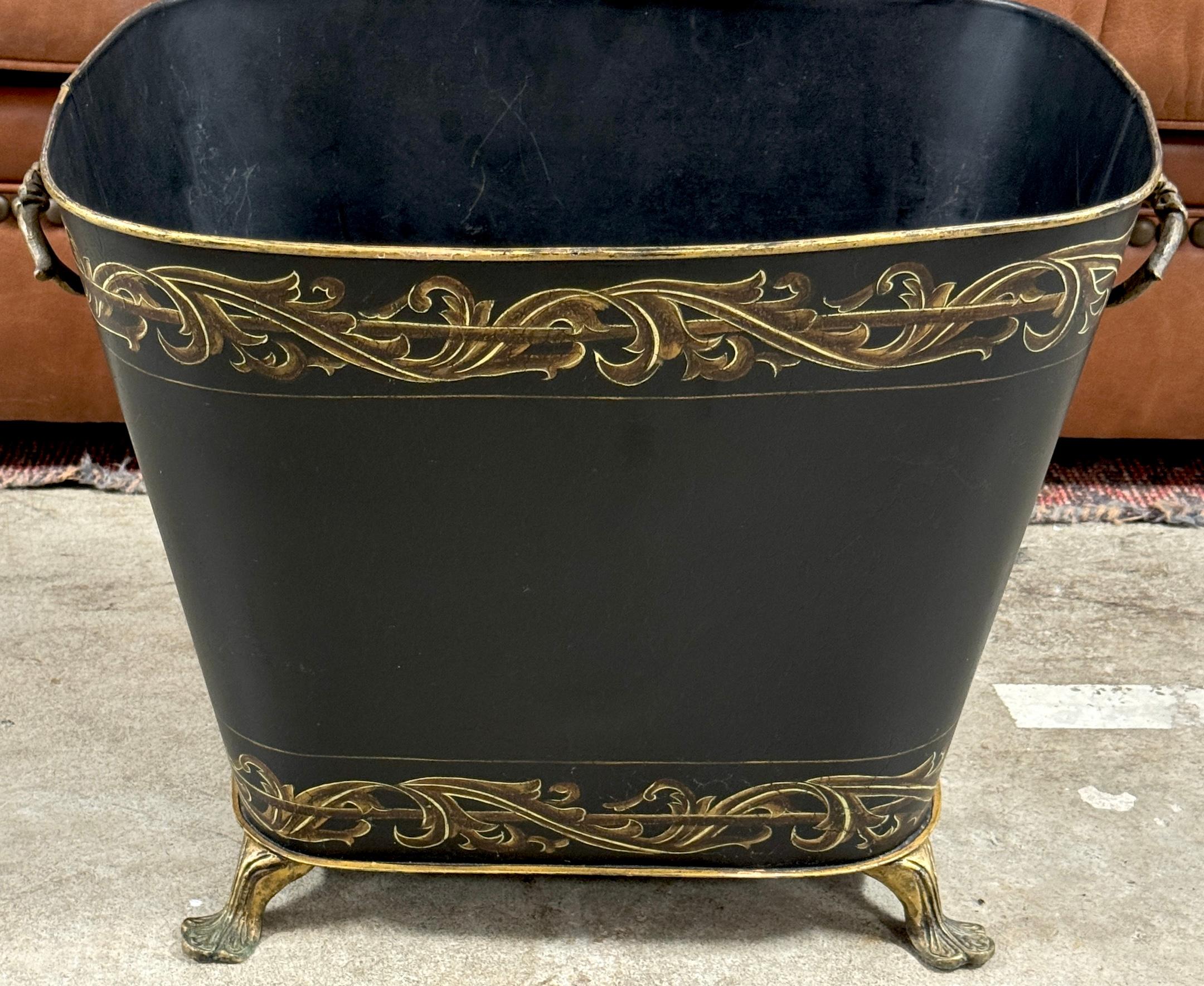 Paire d'objets de style Régence décorés à la tole et à la dorure  Jardinière à poignée en vente 7