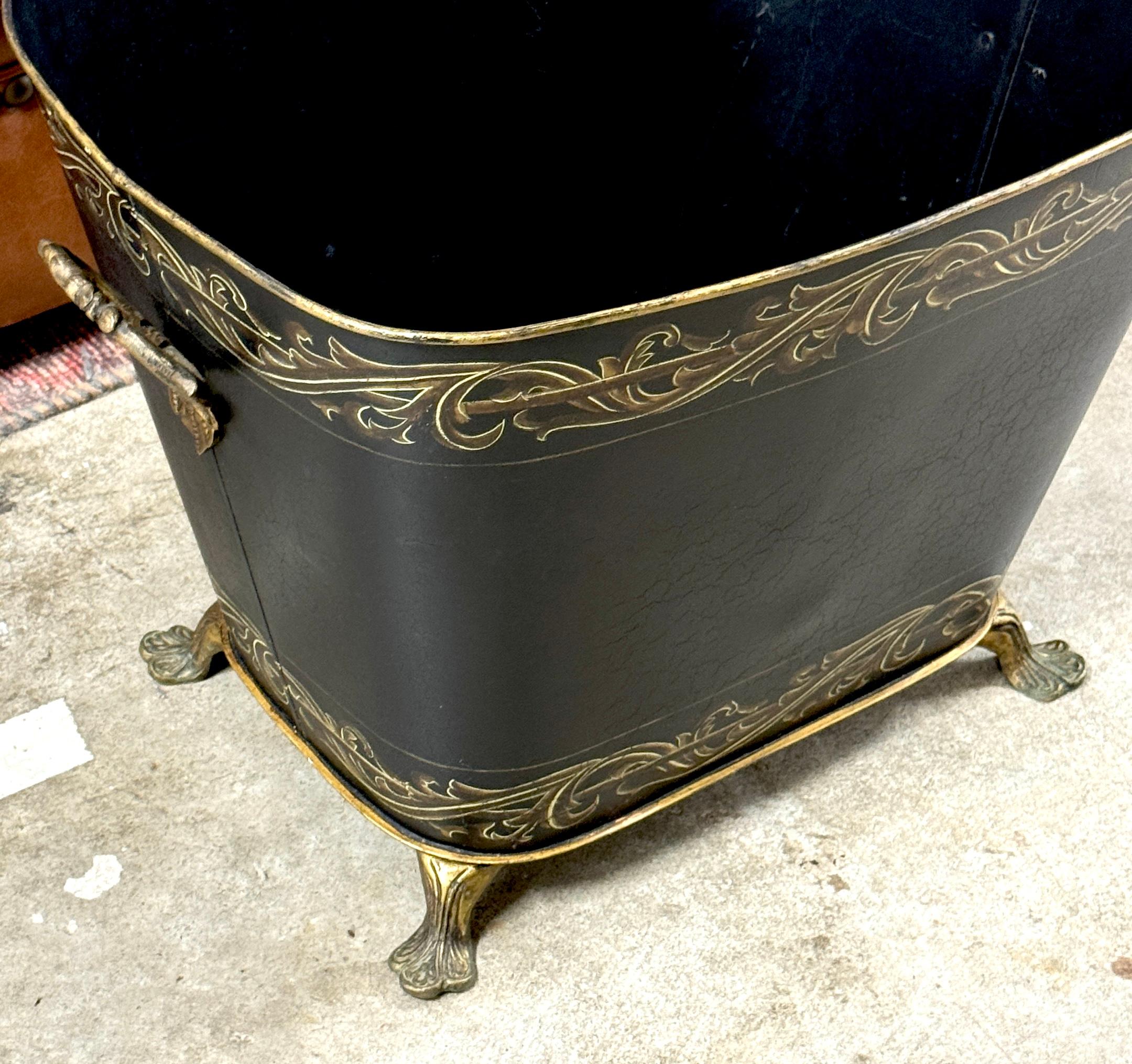 Paire d'objets de style Régence décorés à la tole et à la dorure  Jardinière à poignée en vente 8