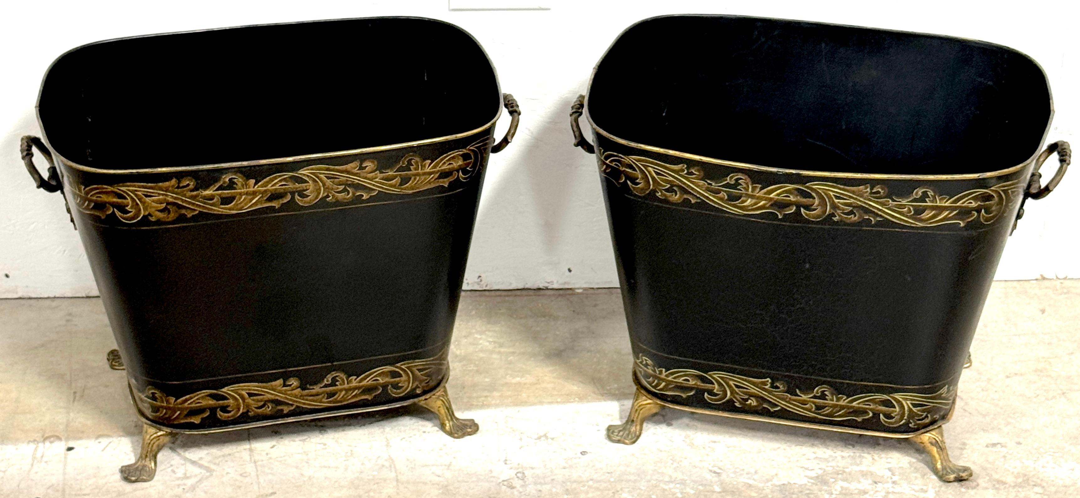 Paire de jardinières de style Régence à poignées décorées de Tole Gilt 
Angleterre, 20e siècle

Rarement trouvée, cette paire exquise de grandes Jardinières/Planteurs de style Regency à poignée décorée de dorures d'étain, provenant d'Angleterre et