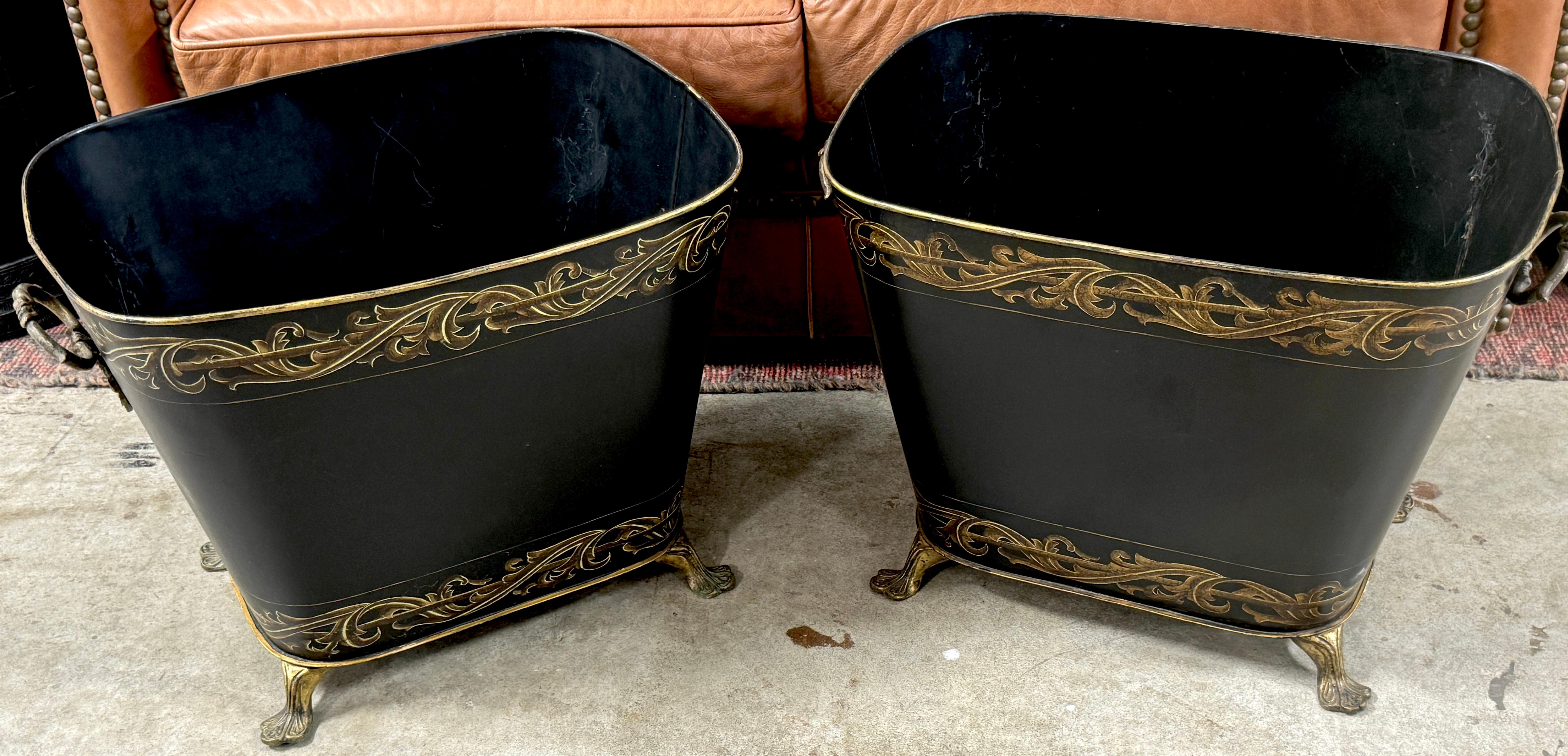Regency Paire d'objets de style Régence décorés à la tole et à la dorure  Jardinière à poignée en vente