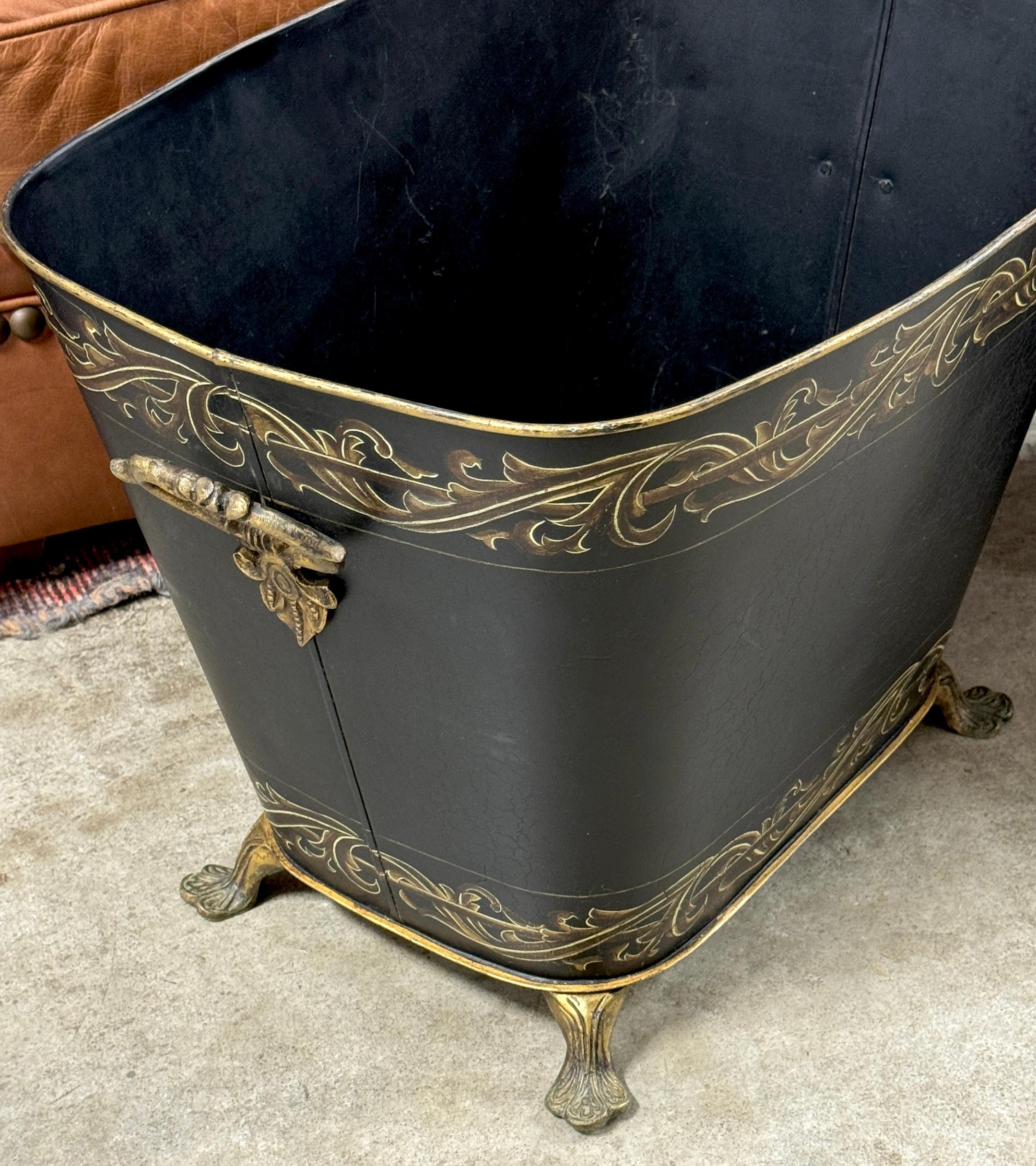 Anglais Paire d'objets de style Régence décorés à la tole et à la dorure  Jardinière à poignée en vente