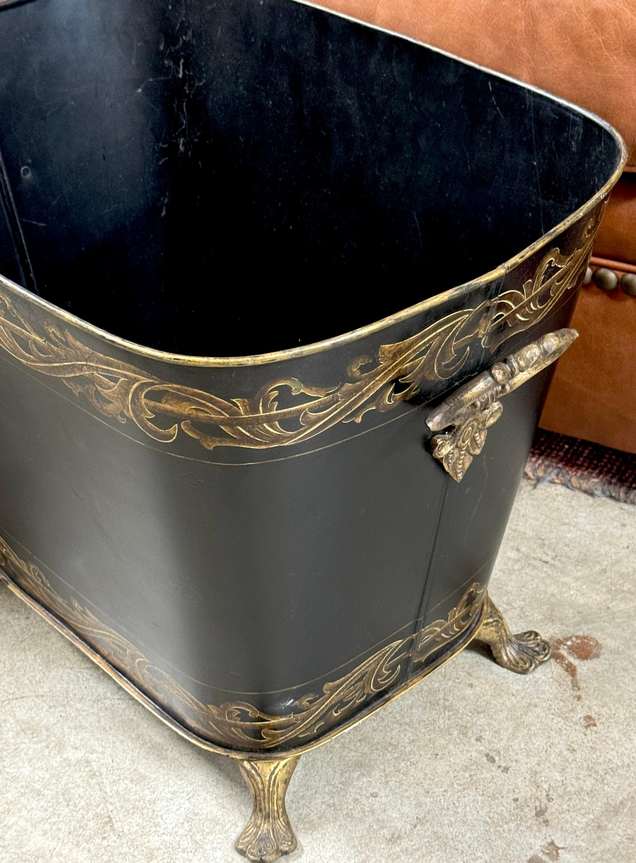 Émaillé Paire d'objets de style Régence décorés à la tole et à la dorure  Jardinière à poignée en vente