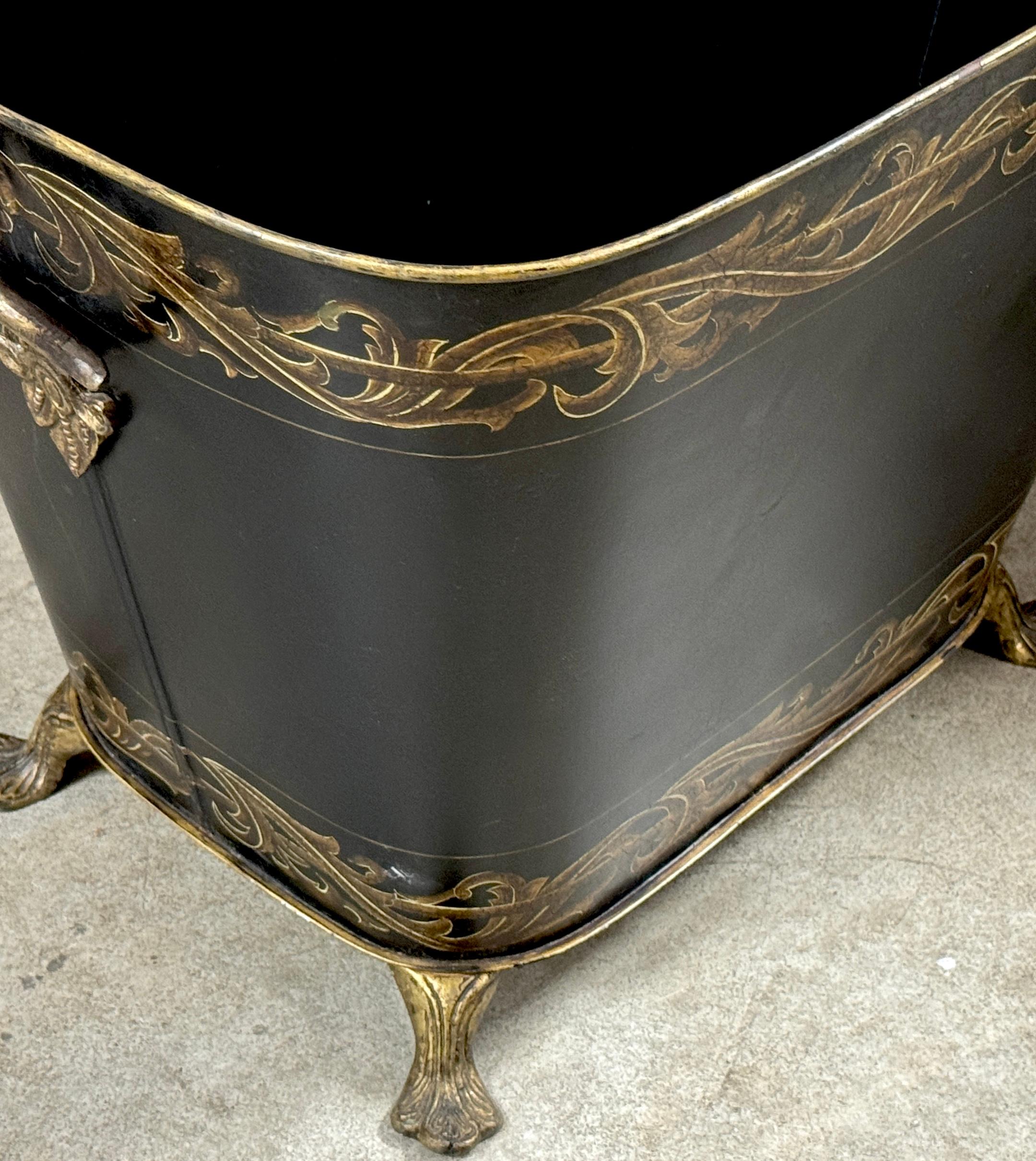 Paire d'objets de style Régence décorés à la tole et à la dorure  Jardinière à poignée Bon état - En vente à West Palm Beach, FL