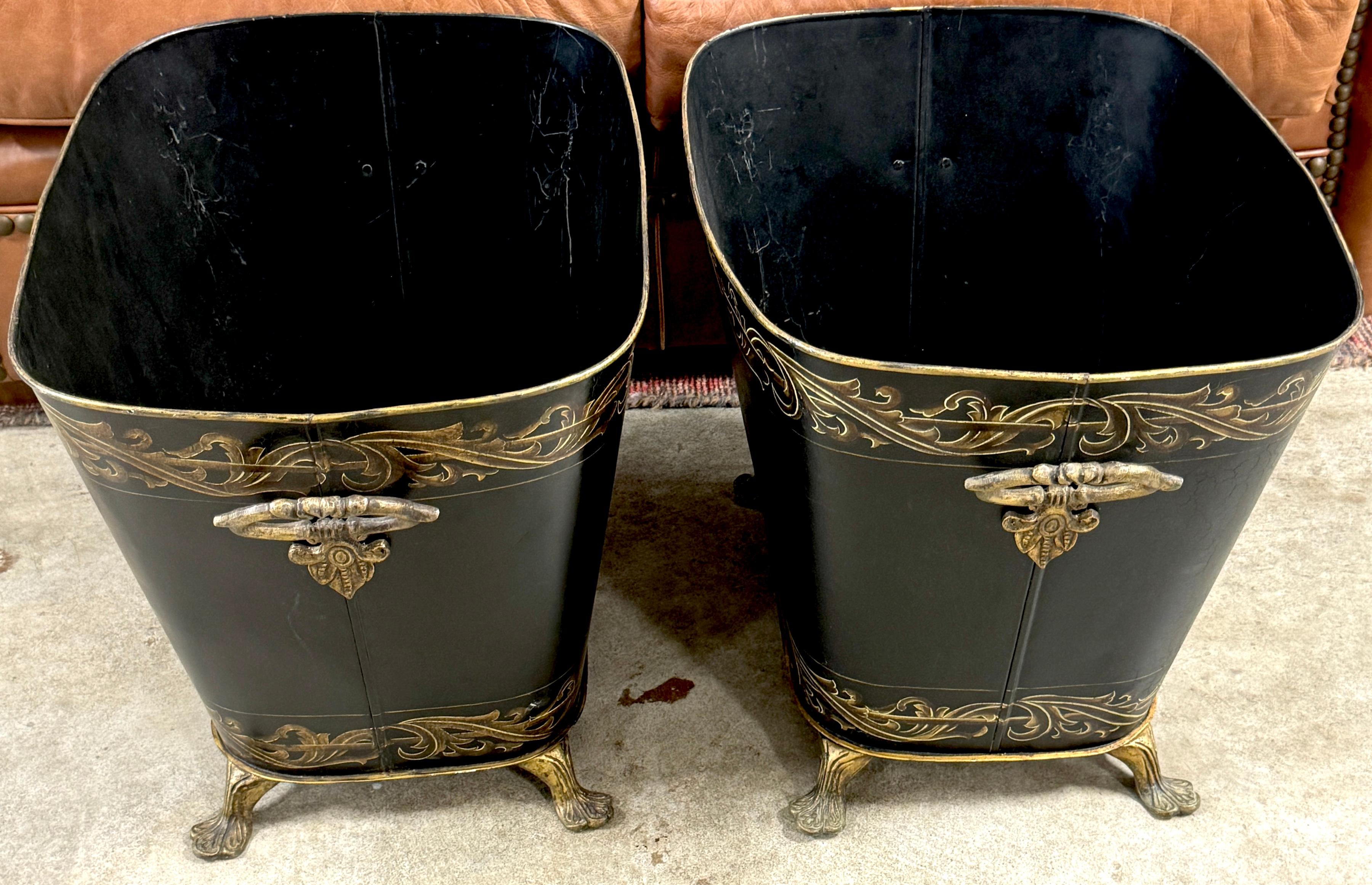 20ième siècle Paire d'objets de style Régence décorés à la tole et à la dorure  Jardinière à poignée en vente