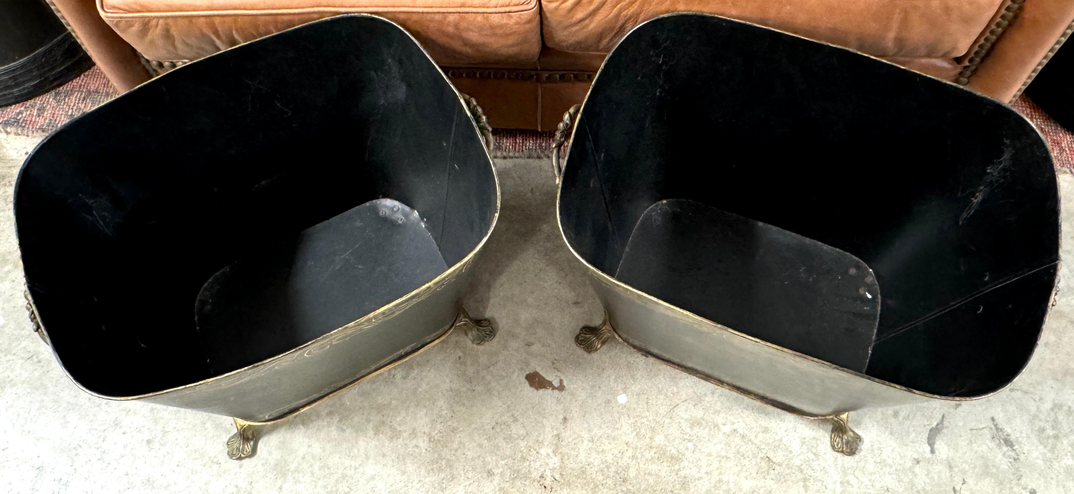 Métal Paire d'objets de style Régence décorés à la tole et à la dorure  Jardinière à poignée en vente