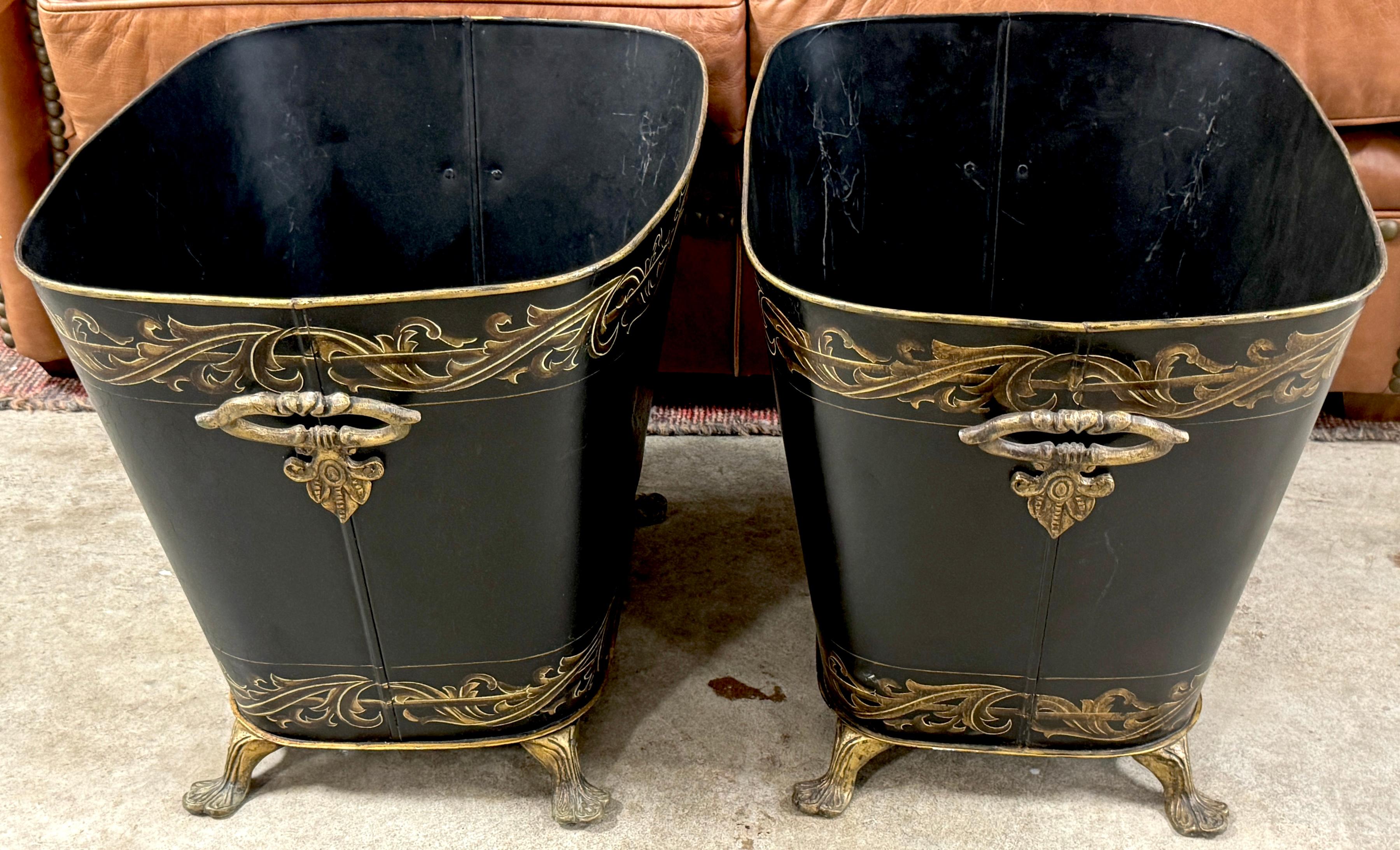 Paire d'objets de style Régence décorés à la tole et à la dorure  Jardinière à poignée en vente 1