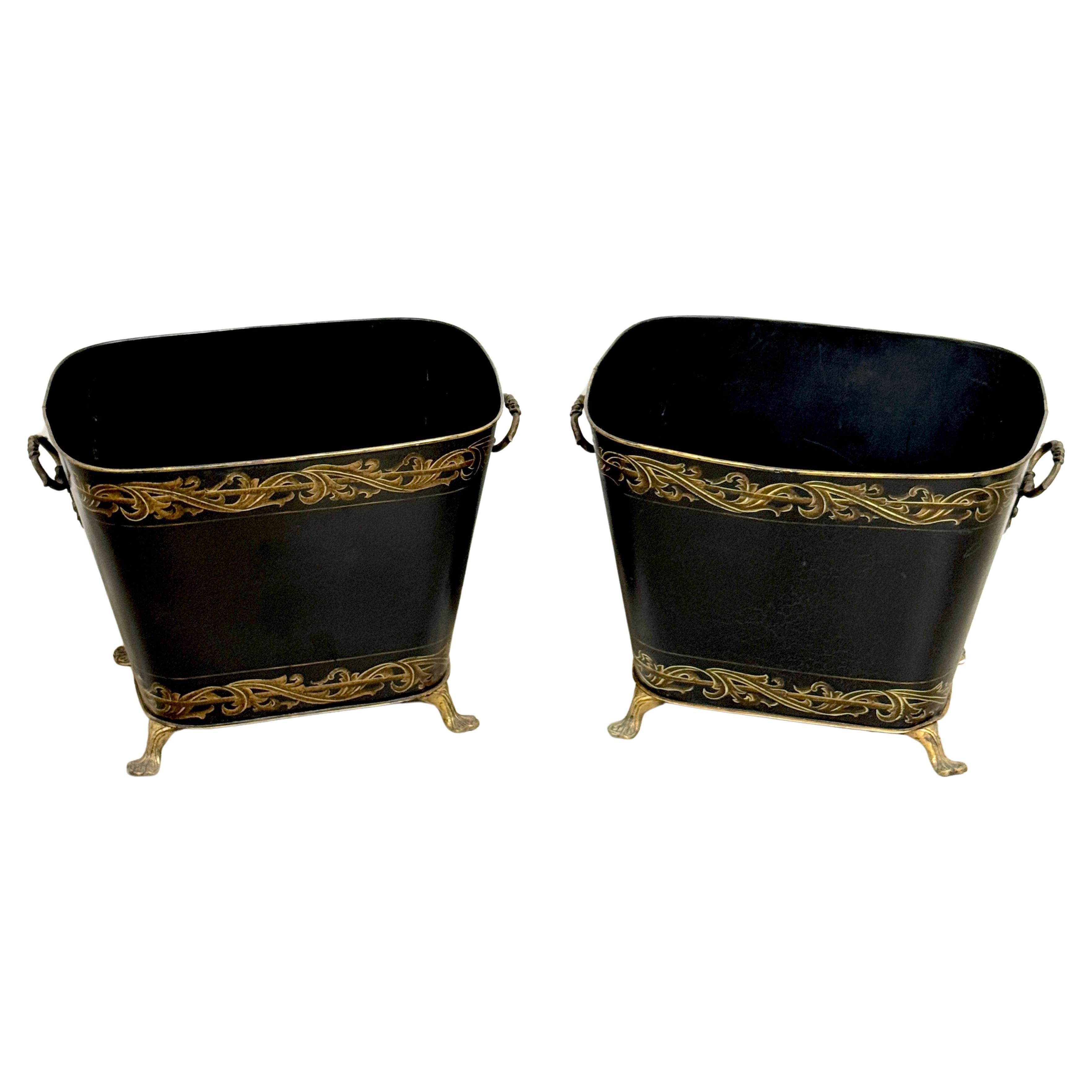 Paire d'objets de style Régence décorés à la tole et à la dorure  Jardinière à poignée en vente