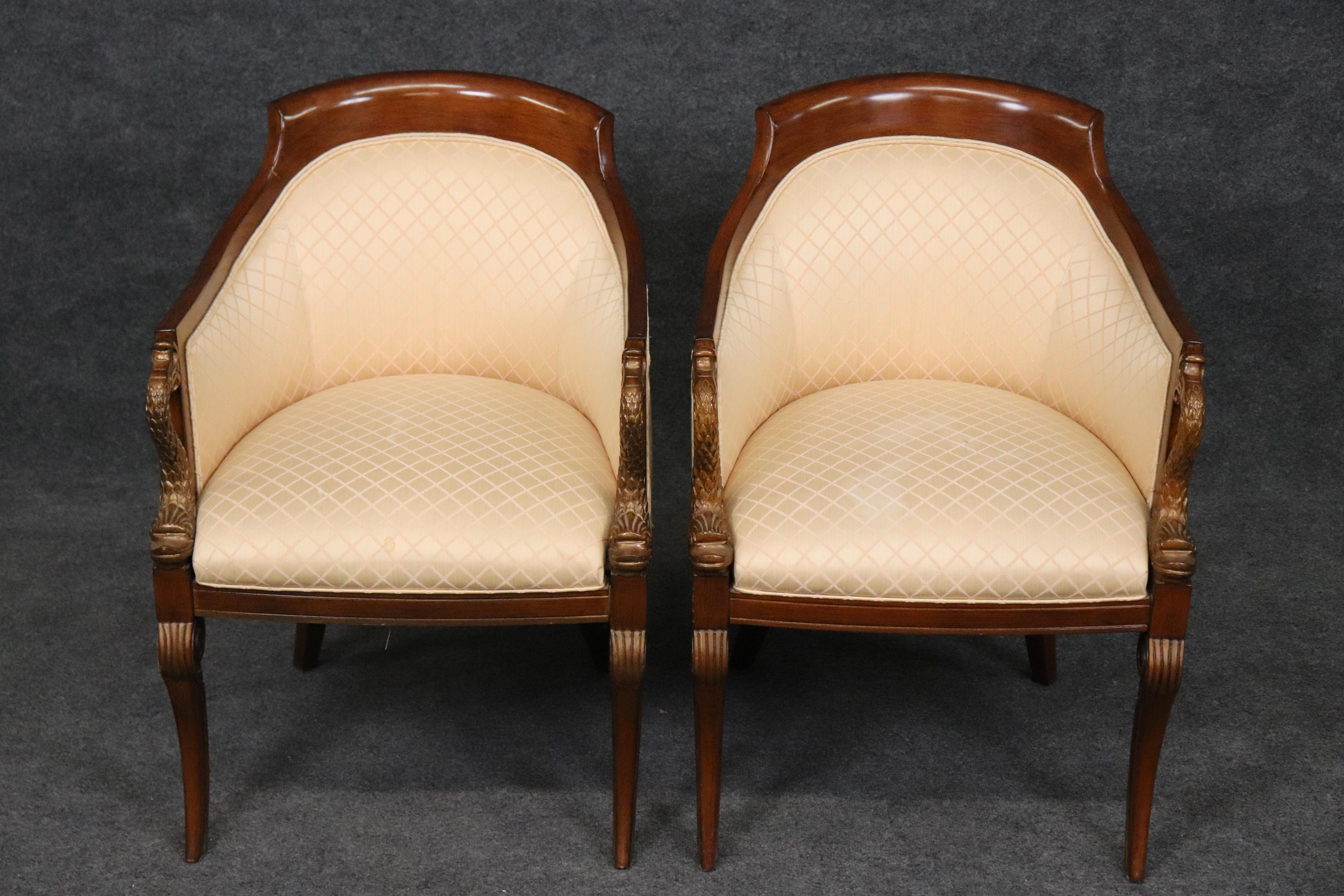 XXI secolo e contemporaneo Coppia di sedie Bergères imbottite in stile Regency di Council Gilded Dolphins in vendita