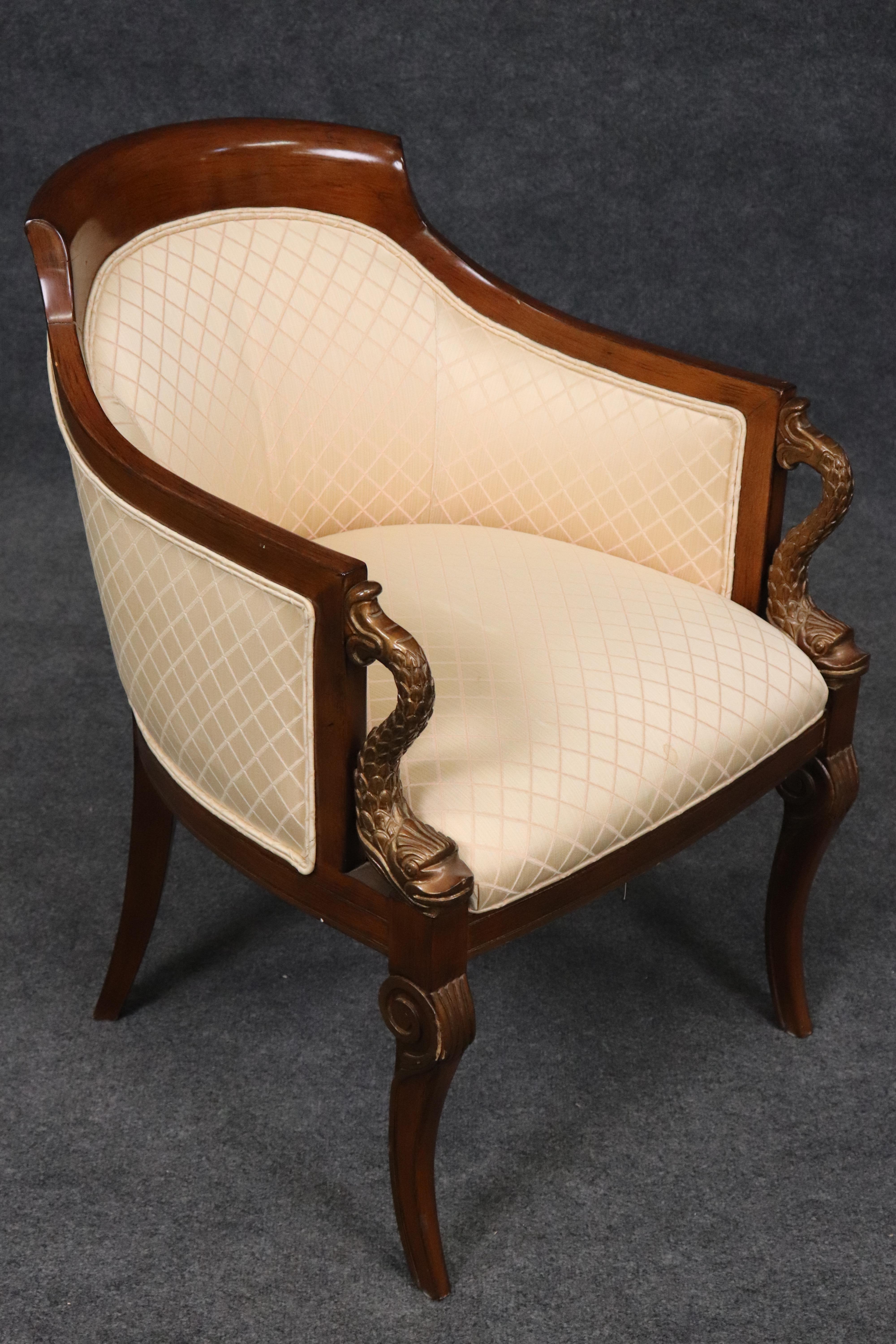 Mogano Coppia di sedie Bergères imbottite in stile Regency di Council Gilded Dolphins in vendita
