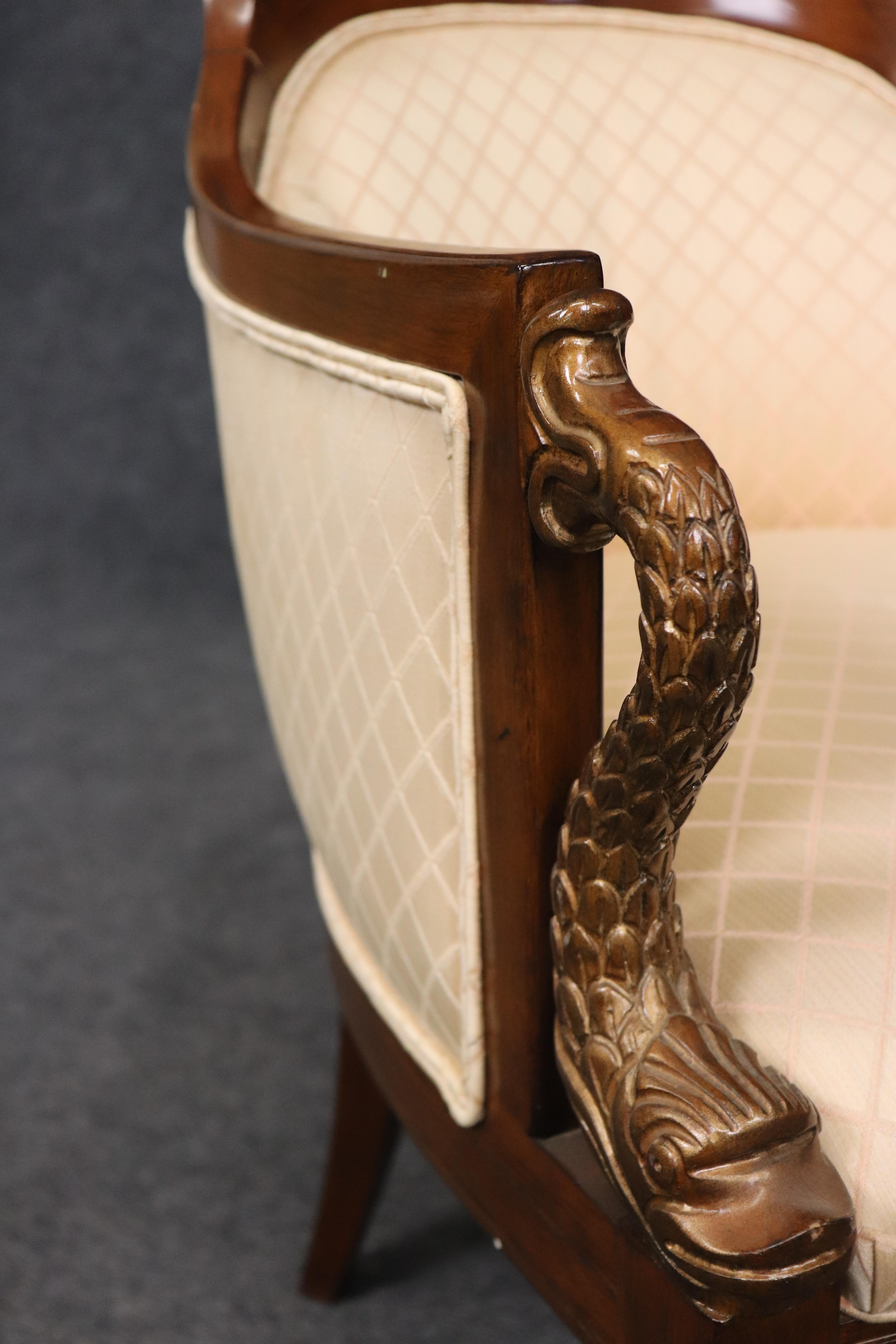 Coppia di sedie Bergères imbottite in stile Regency di Council Gilded Dolphins in vendita 3