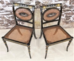 Coppia di sedie laterali o da salotto in stile Regency con pannelli reclinabili in nudo e cigno