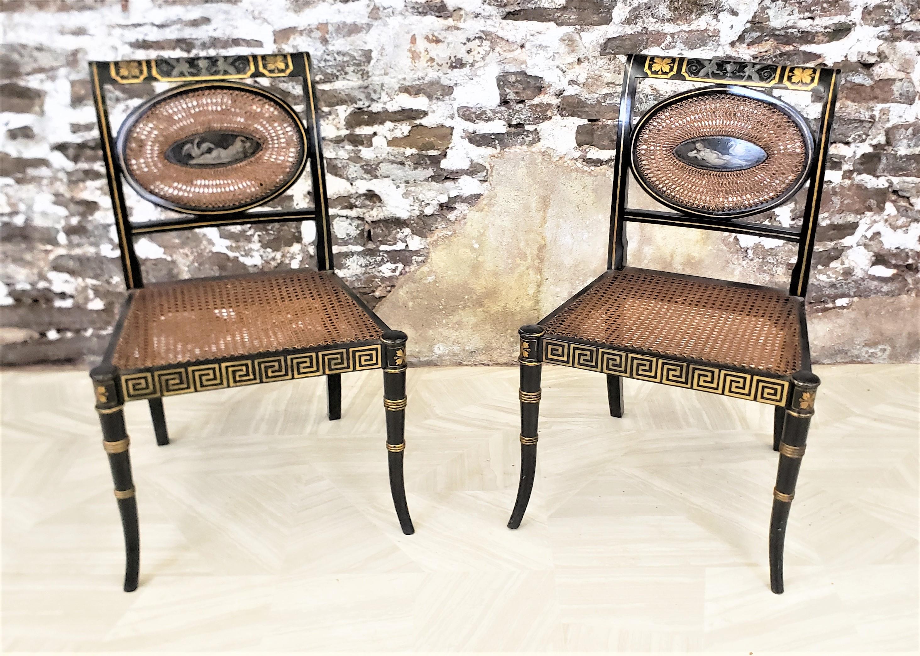 Paar Beistellstühle oder Akzentstühle im Regency-Stil mit liegenden Nude- und Schwanenpaneelen (amerikanisch) im Angebot
