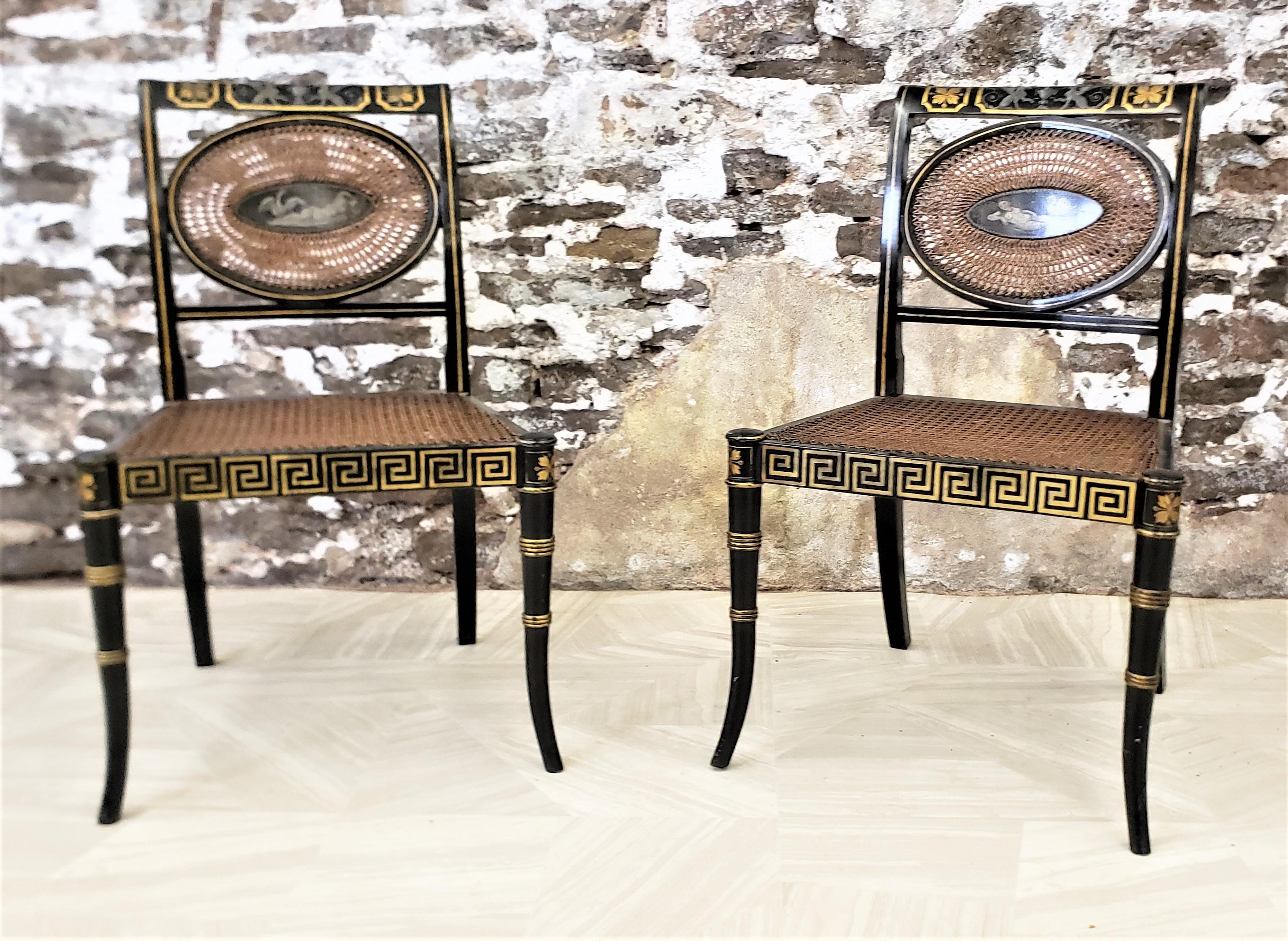 Paar Beistellstühle oder Akzentstühle im Regency-Stil mit liegenden Nude- und Schwanenpaneelen (Ebonisiert) im Angebot