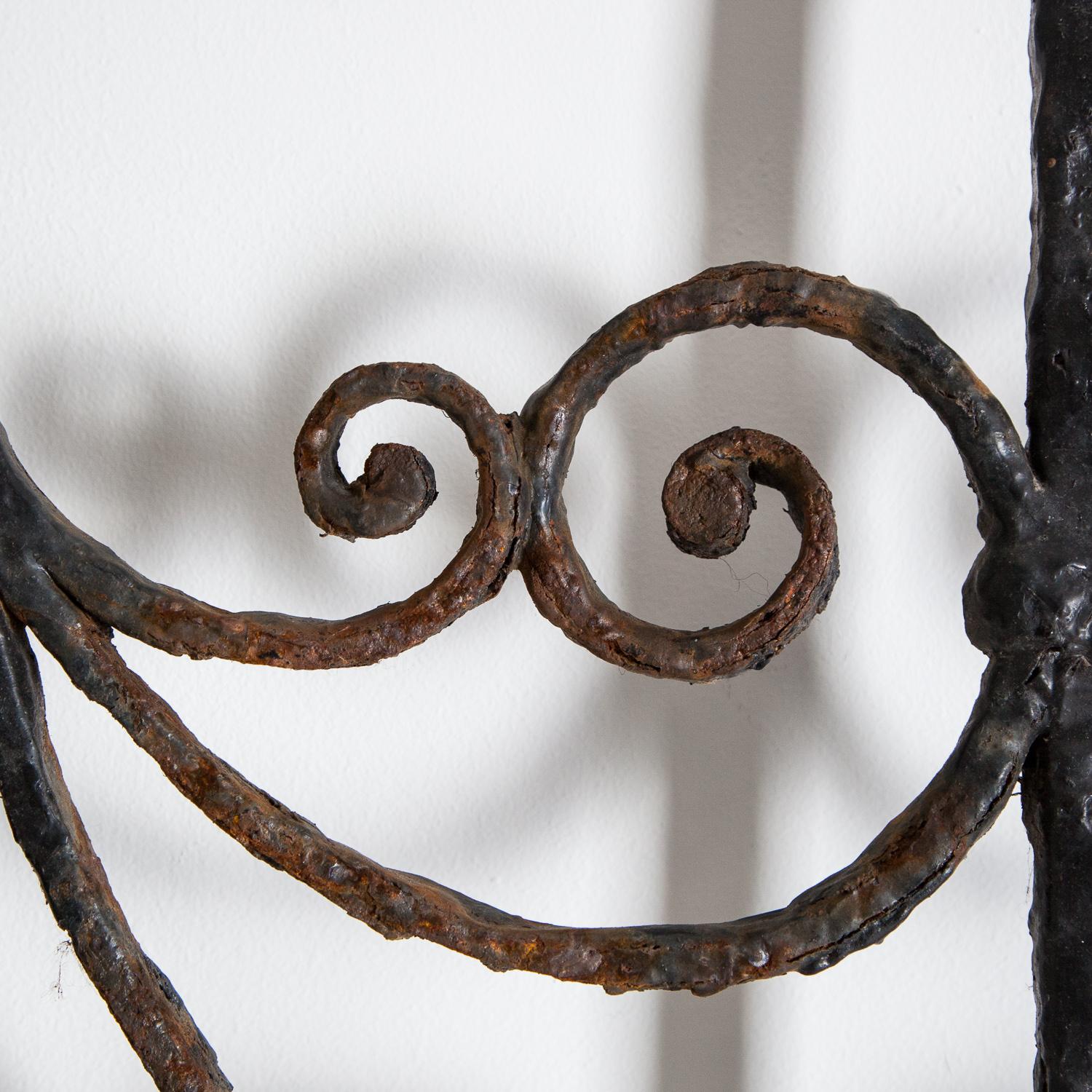 Splendid pair of wrought iron garden gates, circa 1820.

The gates have small modern addition to the side, which allow them to be hung if desired.
The door handle has seized over the years and is no longer functioning.

Each gate measures -