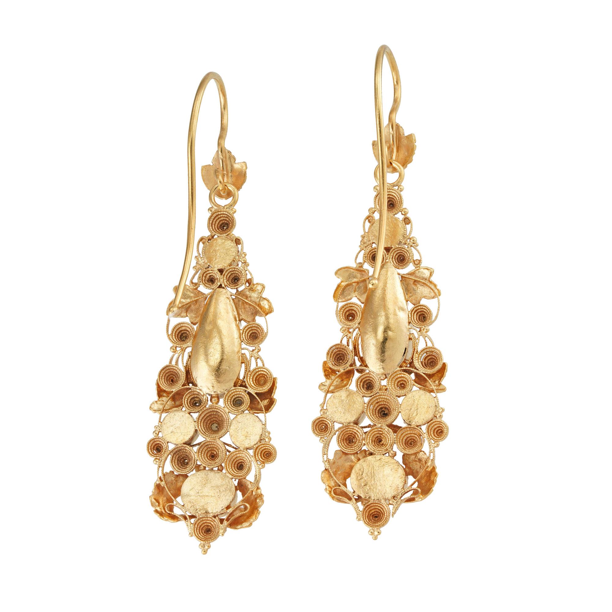 Ein Paar Regency-Ohrringe aus Gelbgold und mit Edelsteinen besetzte Cannetille-Ohrringe. Die Goldtopas-Ohrringe sind in dreifarbige Gold-Cannetille-Arbeiten im Blattwerk-Stil eingefasst, mit Goldhakenbeschlägen, um 1820, Maße ca. 4,5 x 1,4 cm,
