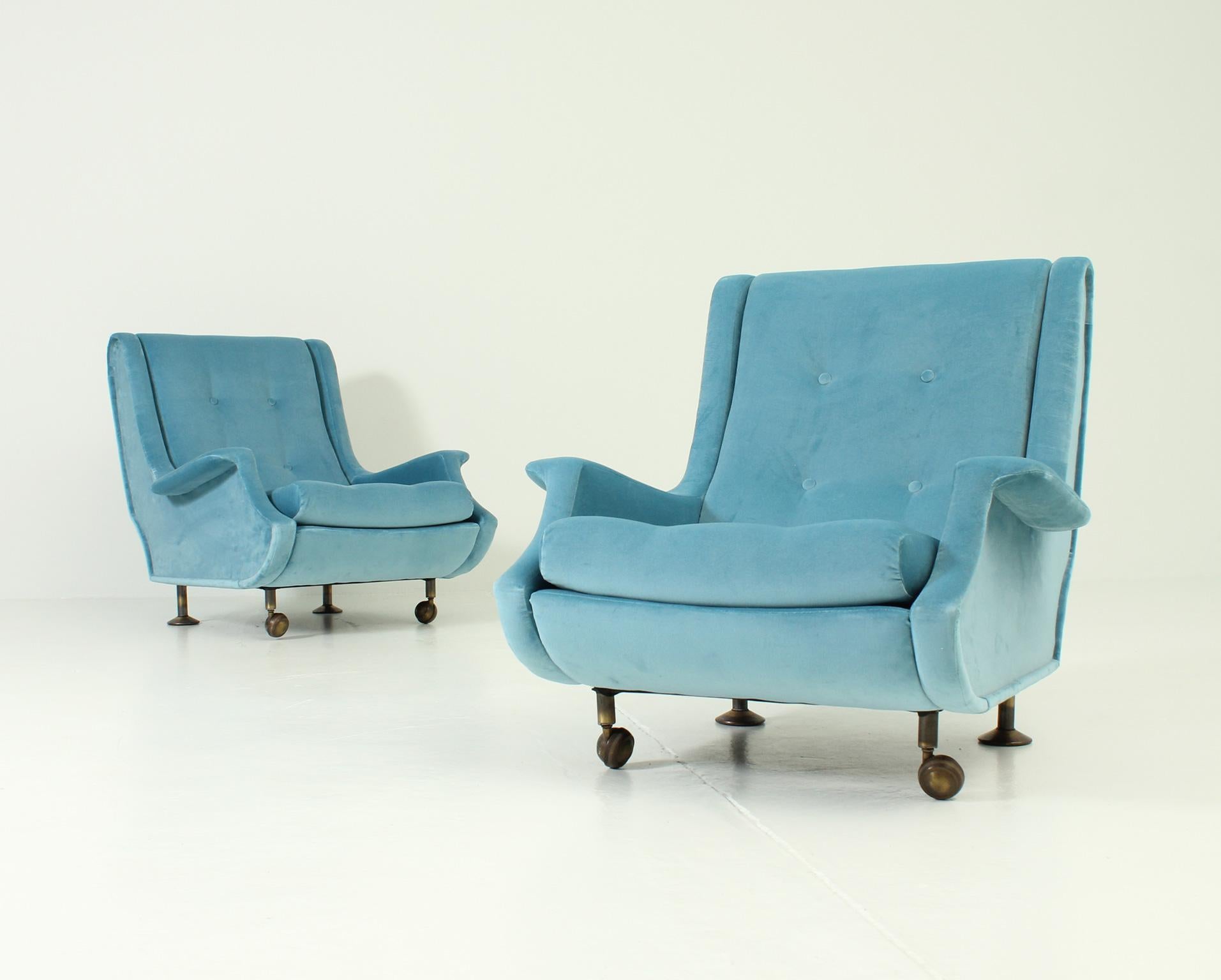 Pair of Regent armchairs designed in 1960 by Marco Zanuso for Arflex, Italy. Reupholstered with new foam and cotton velvet fabric.