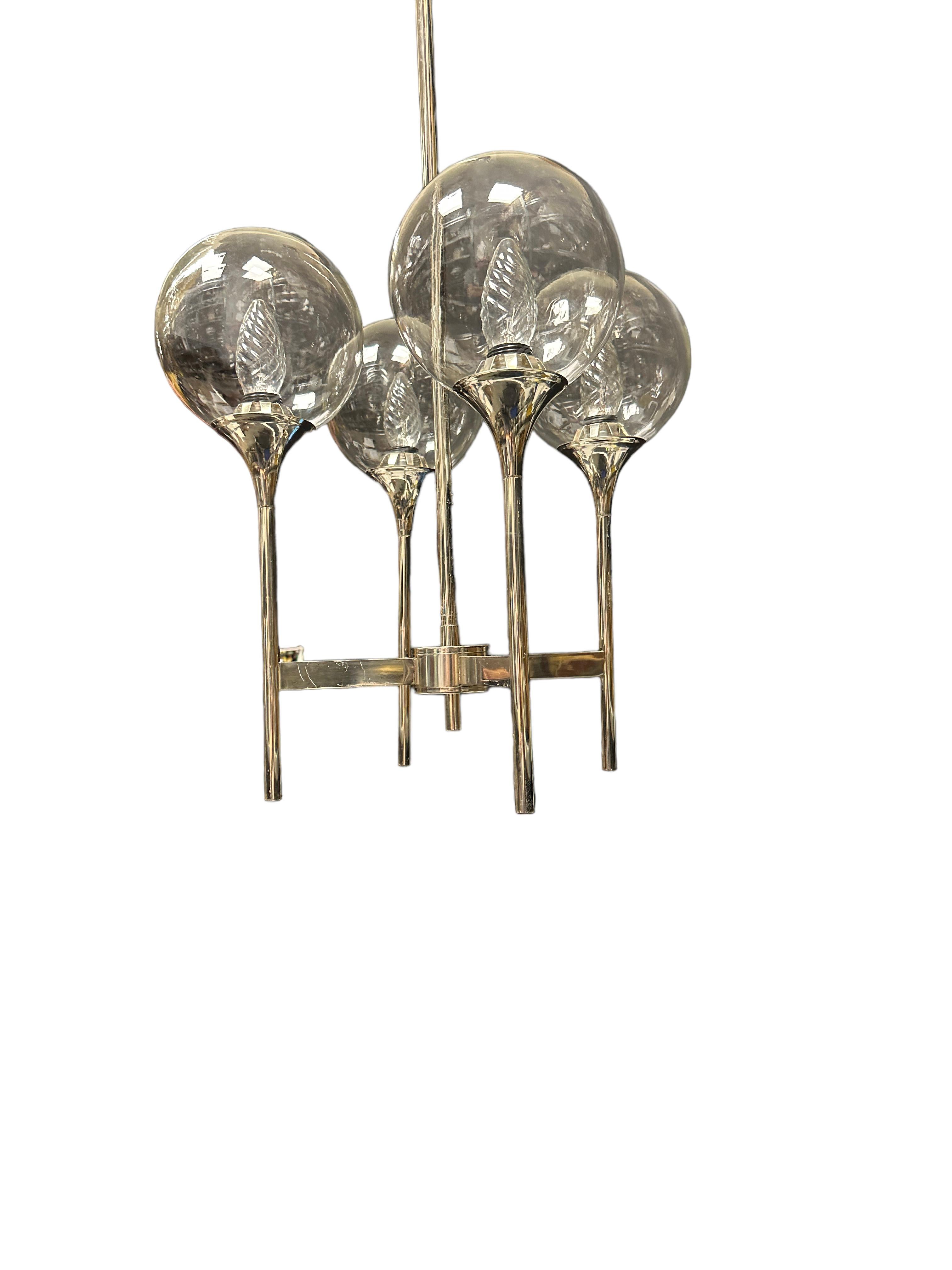 Paire de lustres à boules de style Reggiani Sciolari des années 1970 à 4 éclairages, chrome et verre en vente 3