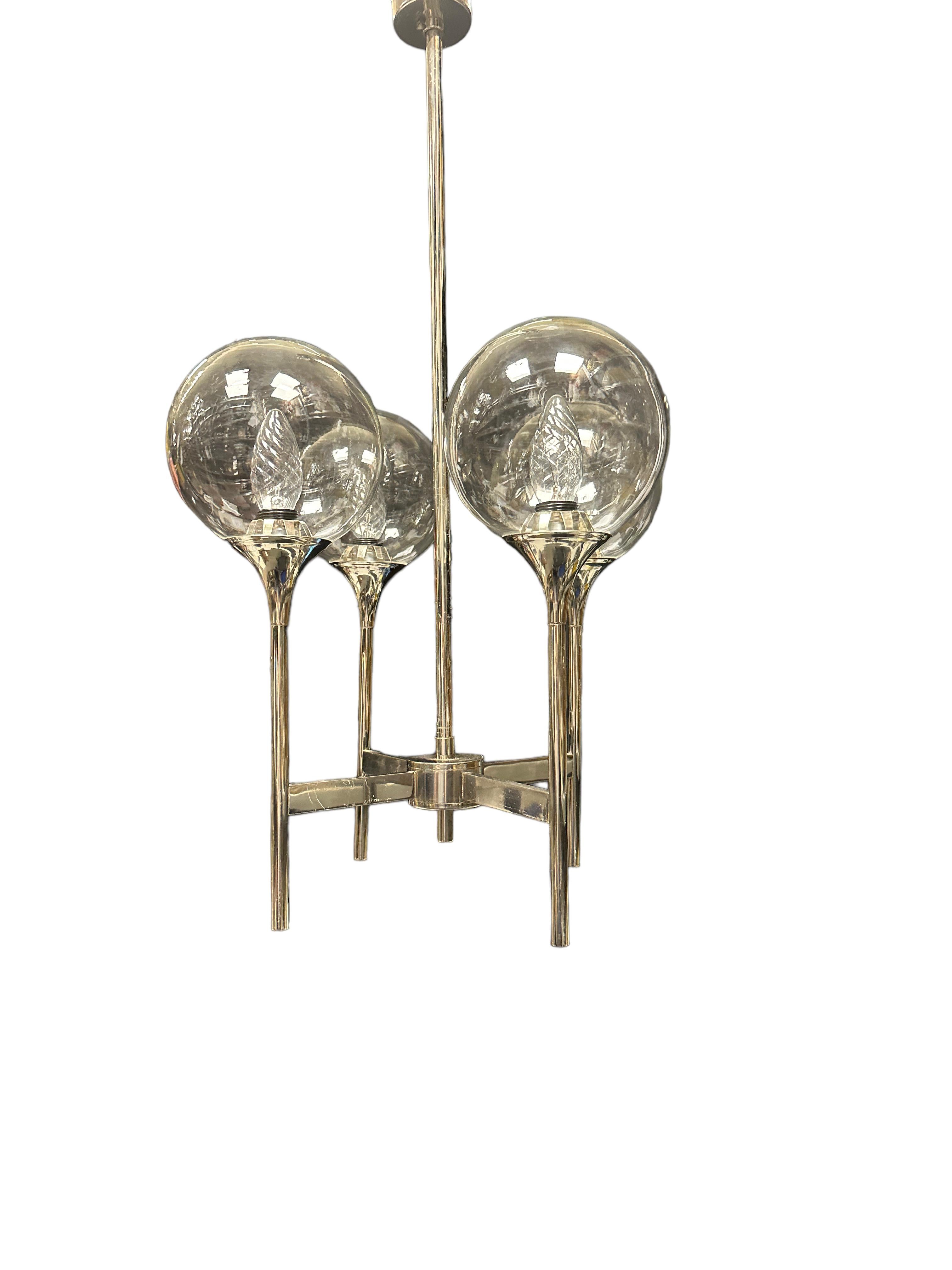 Métal Paire de lustres à boules de style Reggiani Sciolari des années 1970 à 4 éclairages, chrome et verre en vente