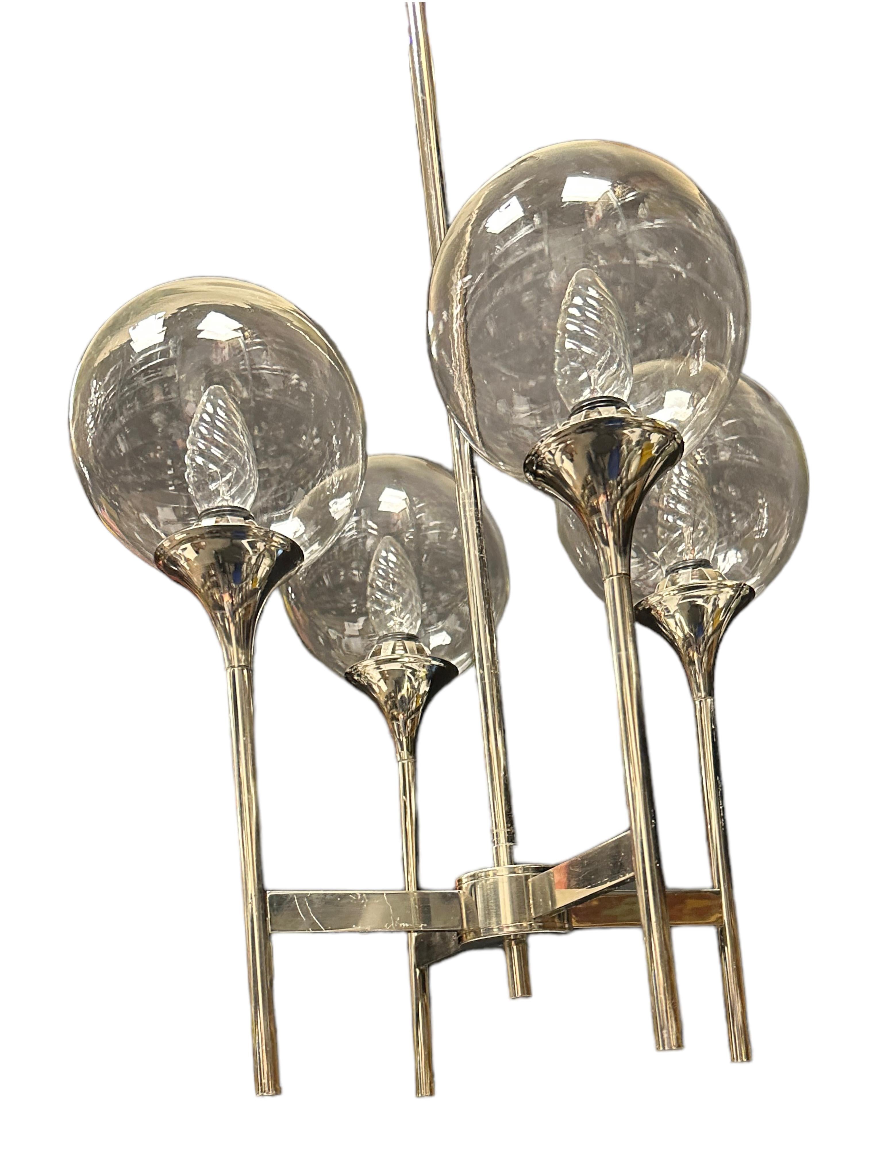 Paire de lustres à boules de style Reggiani Sciolari des années 1970 à 4 éclairages, chrome et verre en vente 2