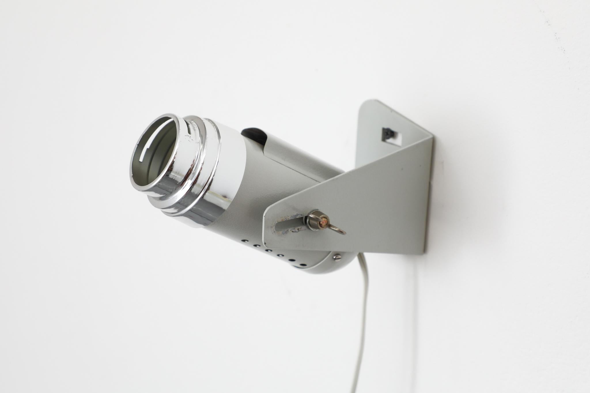 Coppia di lampade a spot da parete in stile industriale Reggiani con accenti cromati in vendita 12