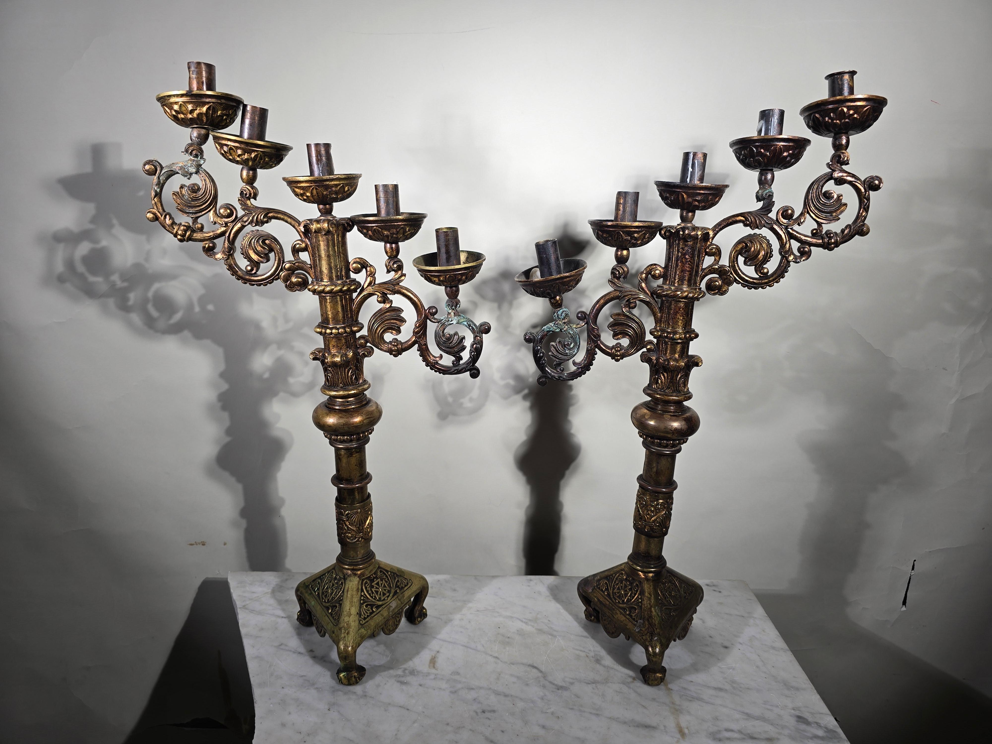This imposing pair of candlesticks from the 18th century, in the Spanish Renaissance style, is a true work of art crafted in embossed bronze. They possess a significant visual presence and weight, attesting to their quality and sturdiness.

Each