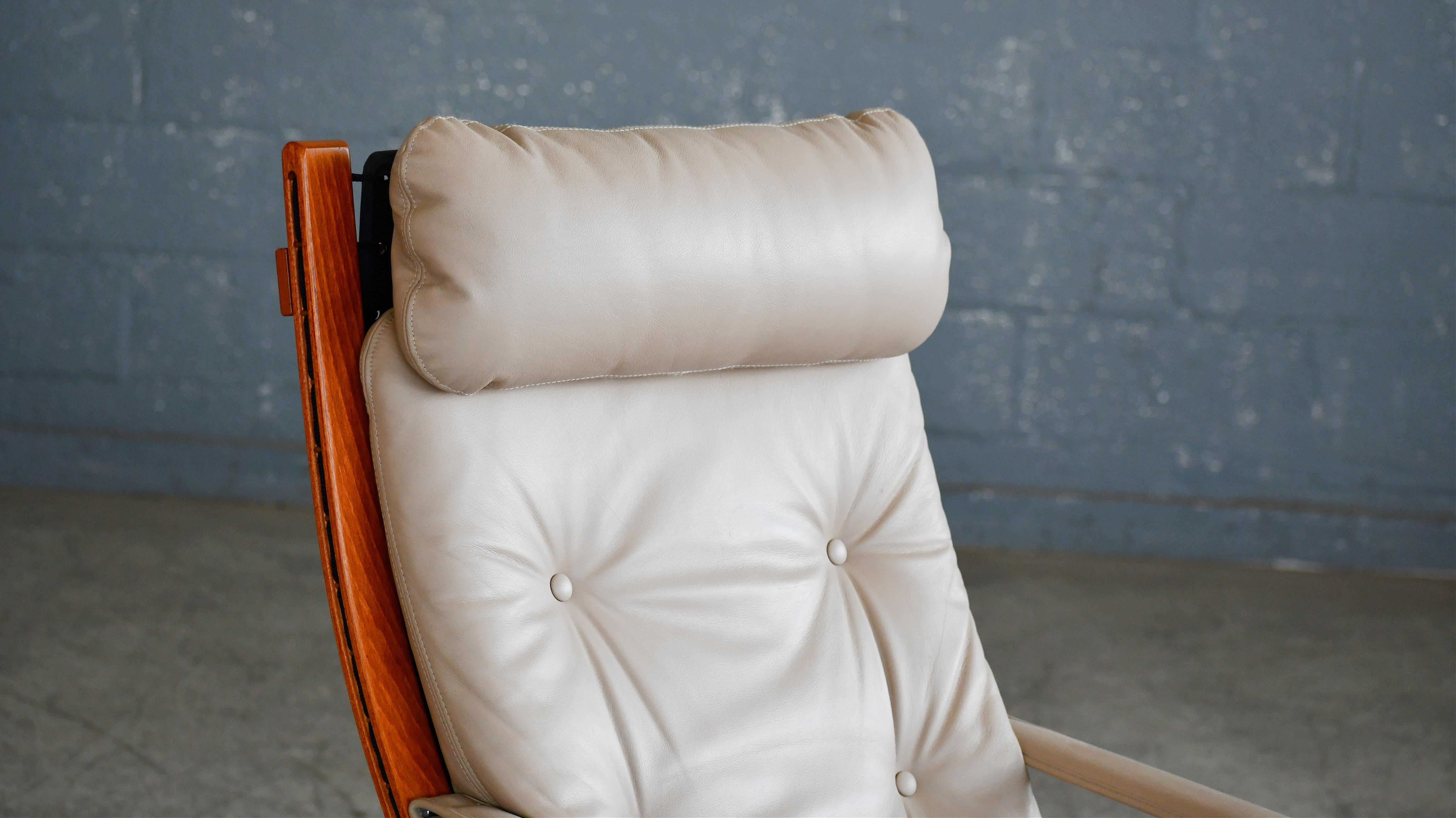 Mid-Century Modern Pair of Relling Highback Siesta Chairs in Beige Leather with Matching Ottoman For Sale