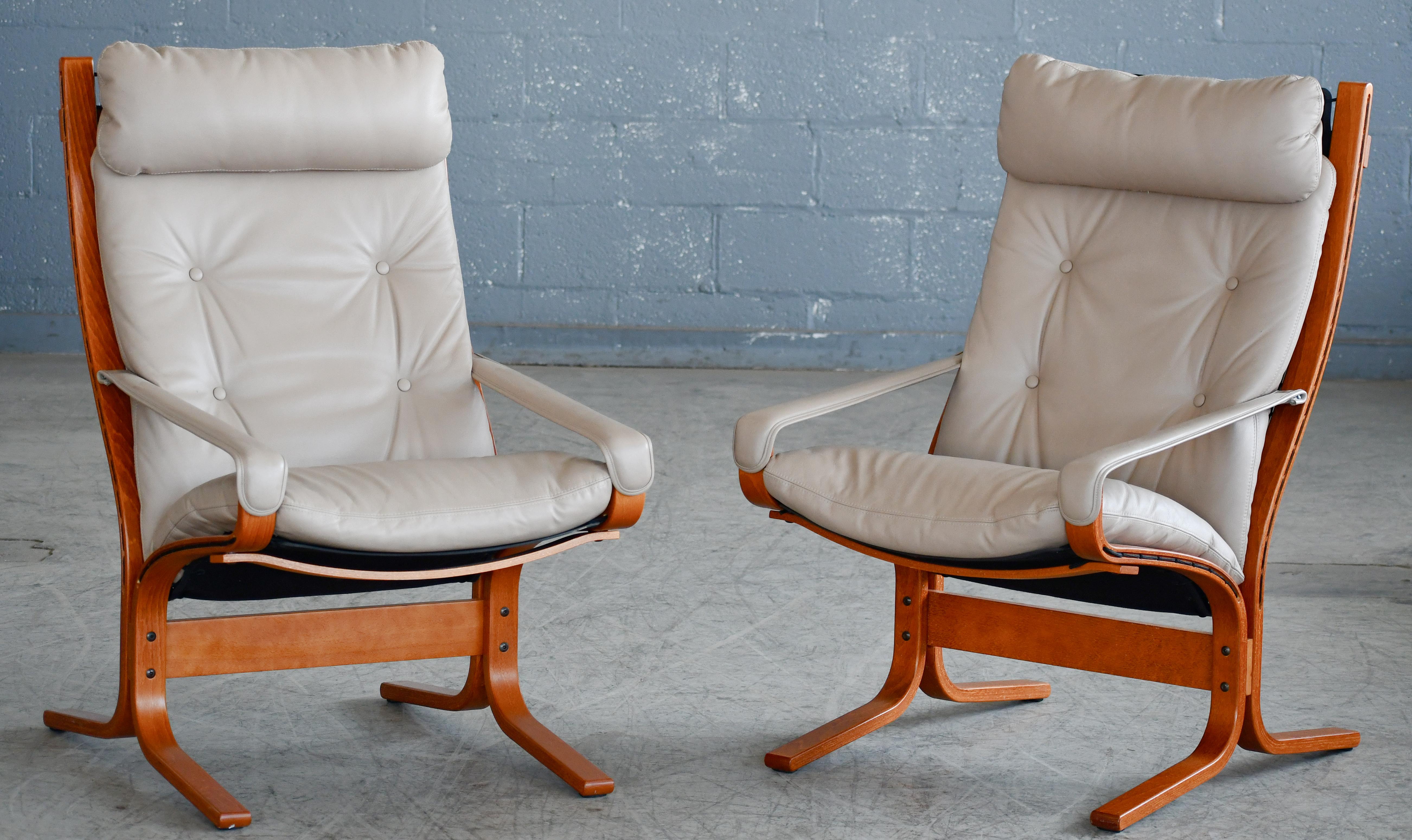 Pair of Relling Highback Siesta Chairs in Beige Leather with Matching Ottoman  For Sale 1