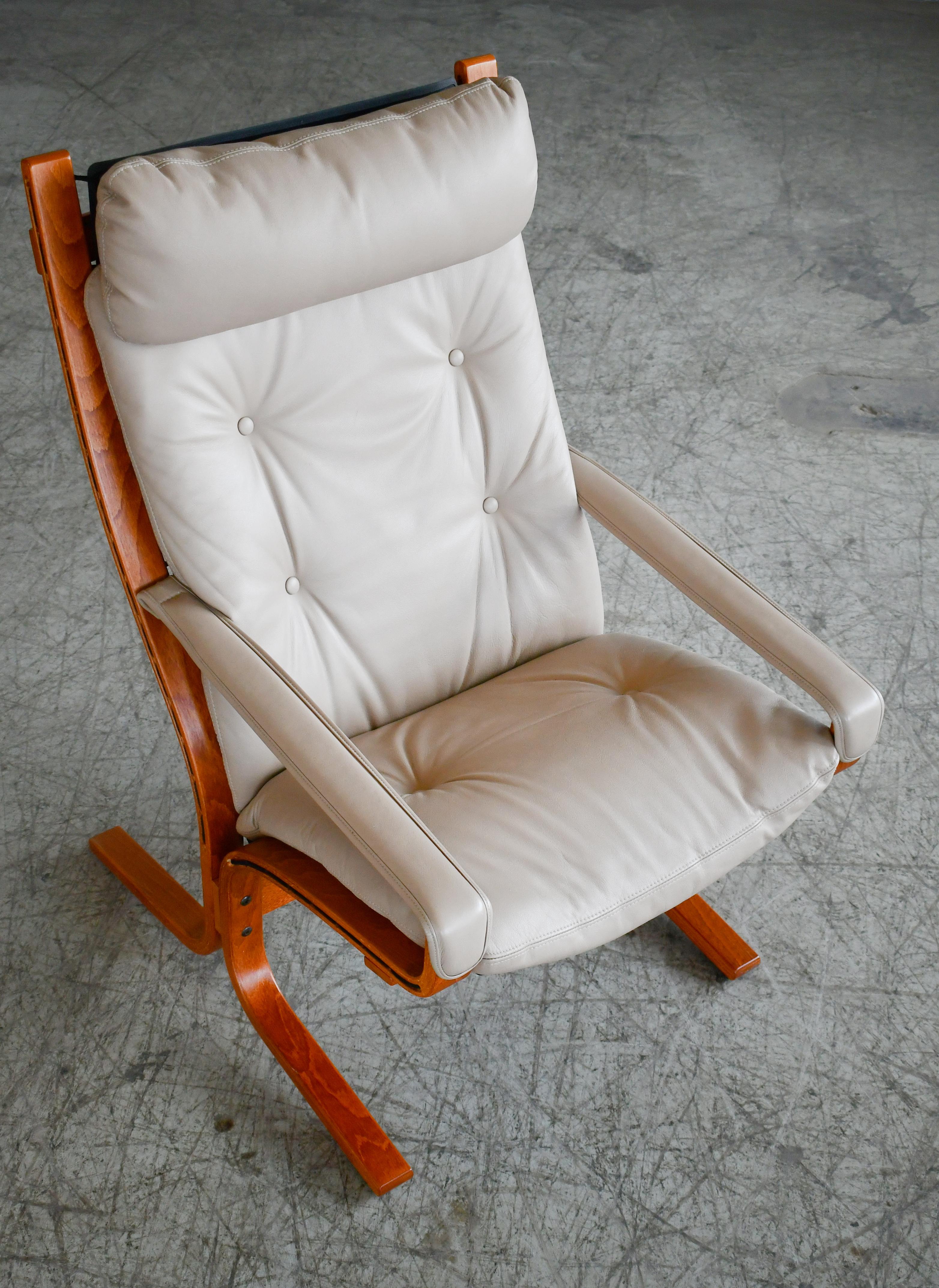Pair of Relling Highback Siesta Chairs in Beige Leather with Matching Ottoman  For Sale 3