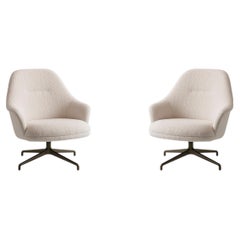Ein Paar Rely HW139-Lounge-Sessel in Karakorum 001 – Dedar & bronzefarbenes Drehgestell