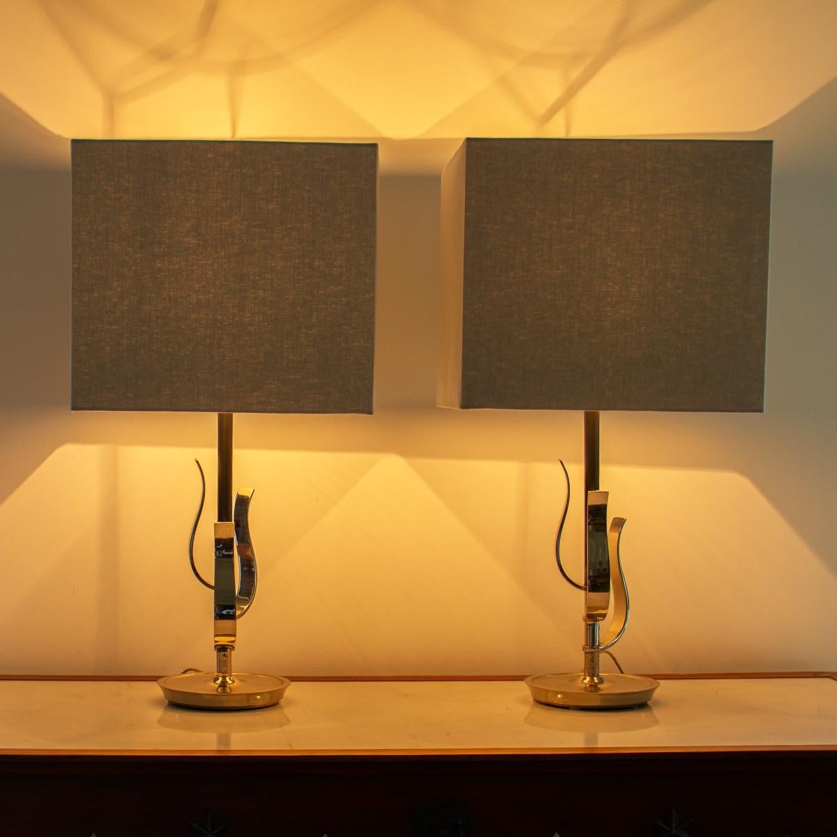 A pair of lamps with ebonized stem and polished metal trident design, set on a circular polished metal base, 1950s

These lamps were designed by The Rembrandt Light Company who started operations in Baltimore, Maryland in 1816 with high quality