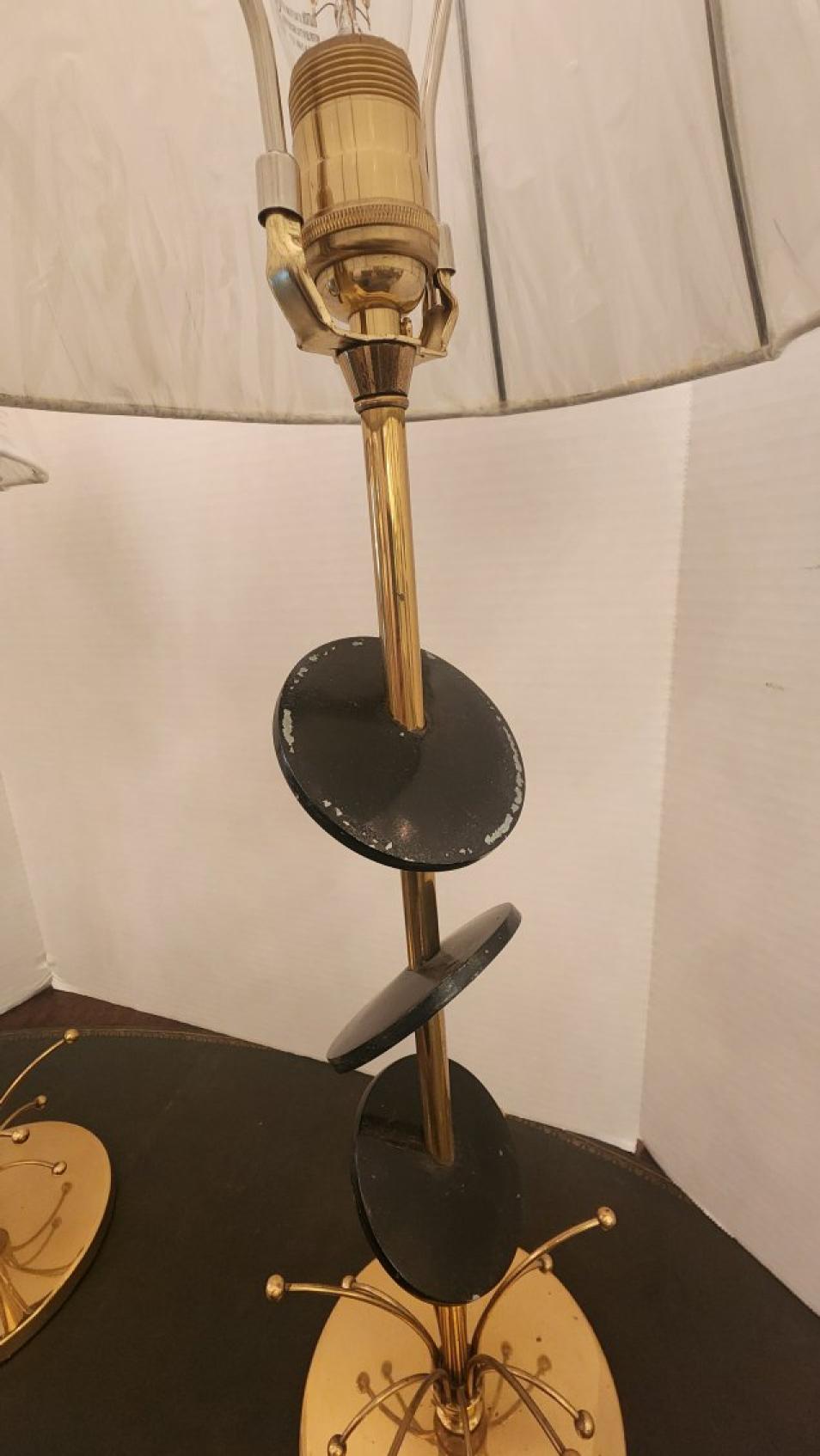Intagliato Coppia di lampade moderne in ottone Rembrandt in vendita