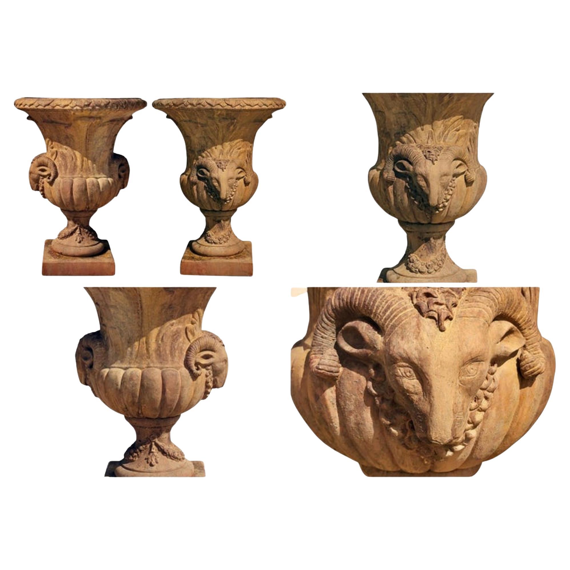Paire de vases florentins de la Renaissance avec têtes d'ailes - Début du 20ème siècle