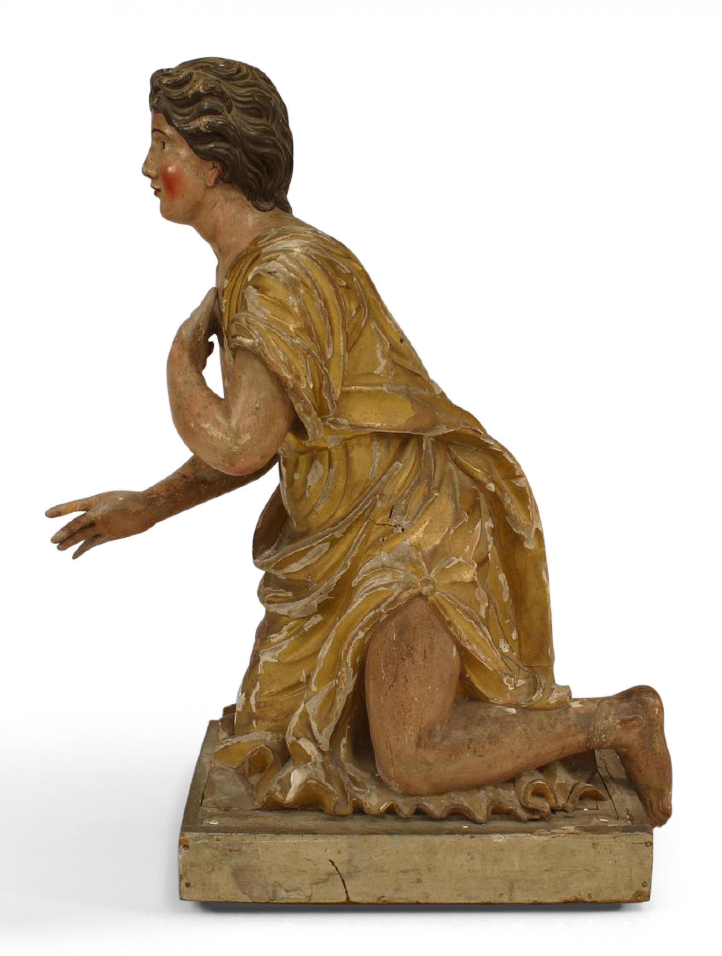 Paire de figurines agenouillées polychromées de la Renaissance en vente 4