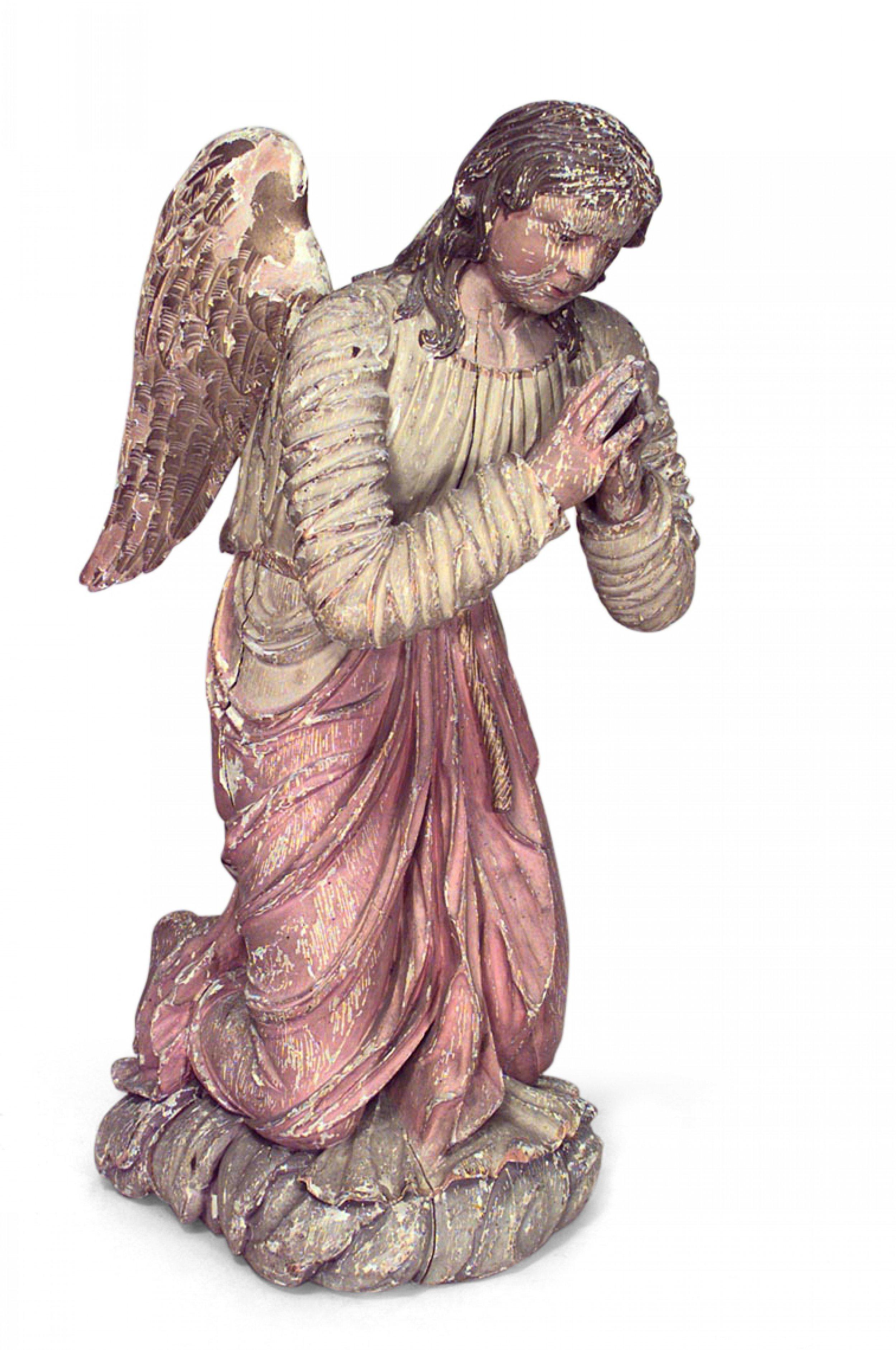 Paire d'anges agenouillés polychromes de style Renaissance italienne (19e siècle) avec ailes dorées.
          