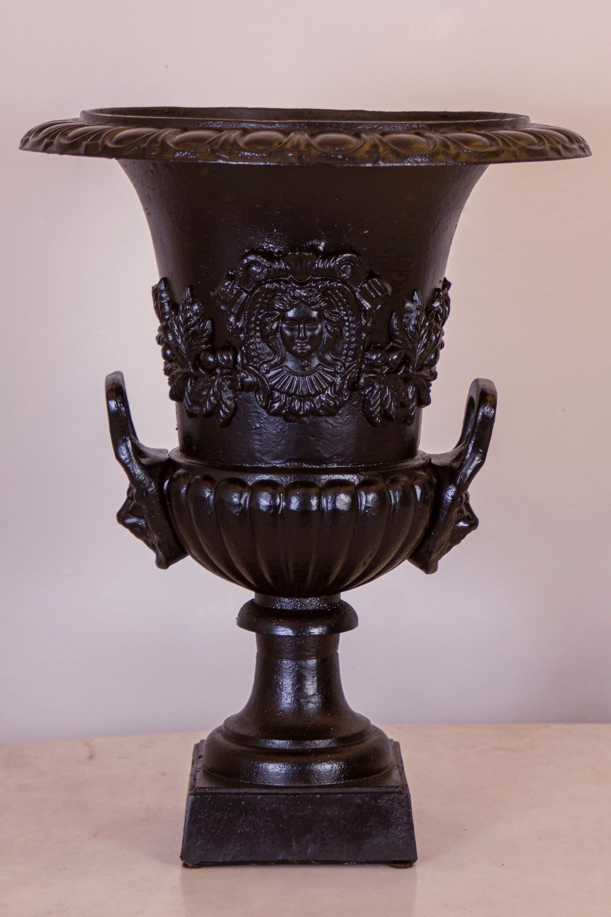 Pair of Renaissance Revival Bronze Black Painted Vases In Excellent Condition For Sale In Rome, IT