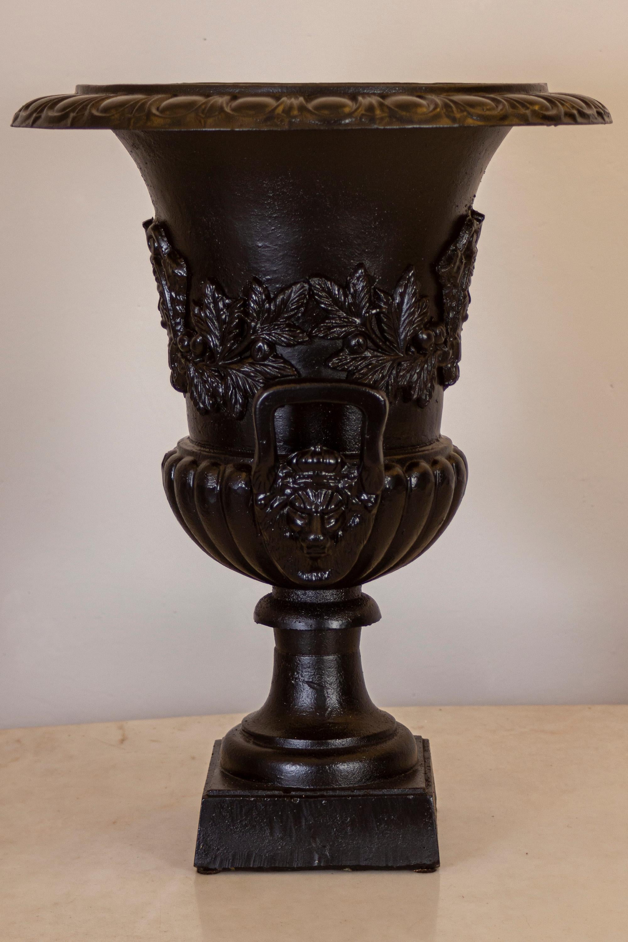 Milieu du XXe siècle Paire de vases Renaissance Revive en bronze peint en noir en vente
