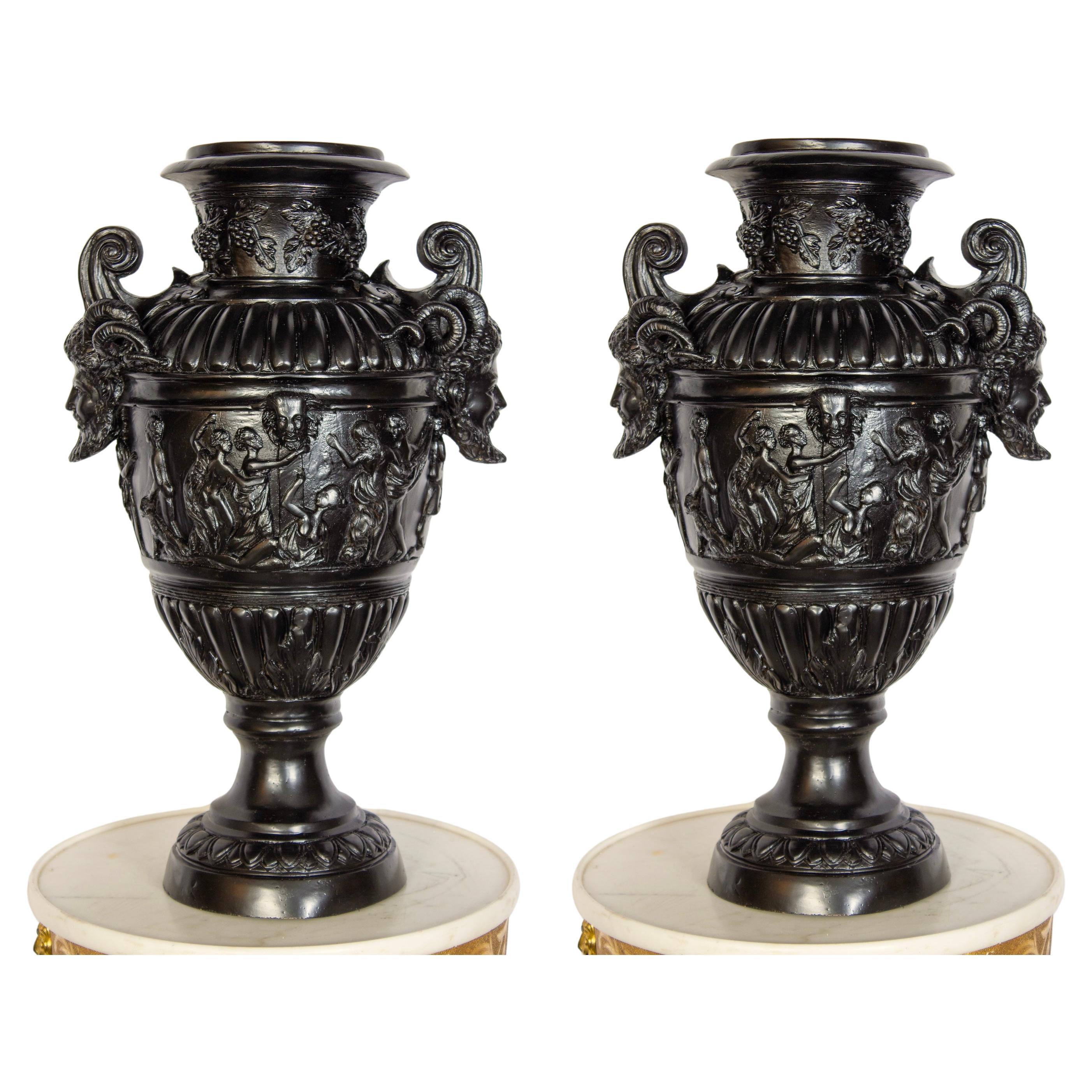 Paire de vases Renaissance Revive en bronze peint en noir