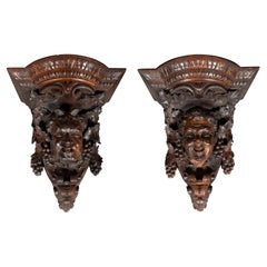 Pareja de ménsulas renacentistas de nogal tallado de Luigi Frullini