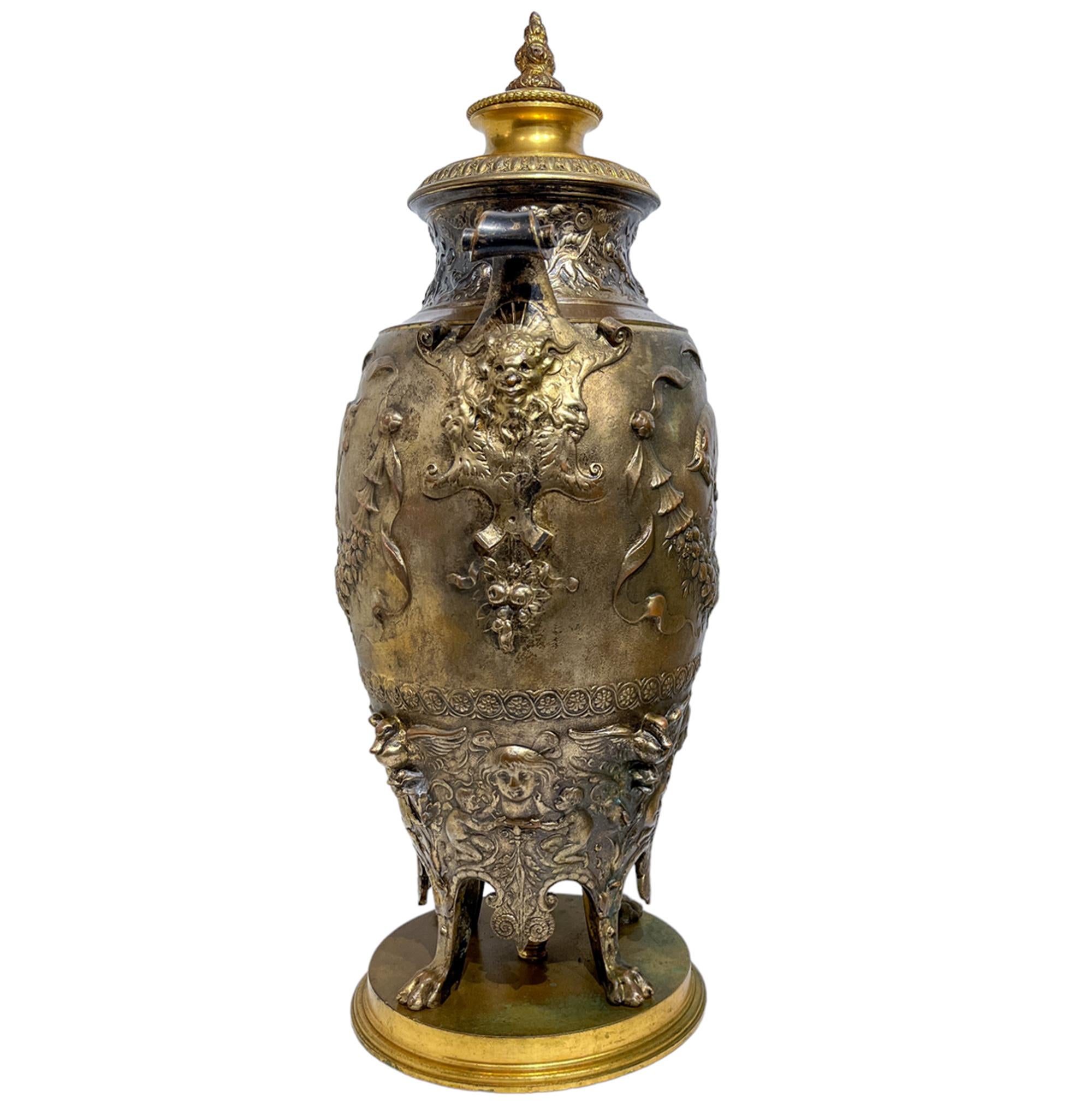 XIX secolo Coppia di urne rinascimentali in bronzo dorato di Levillain in vendita