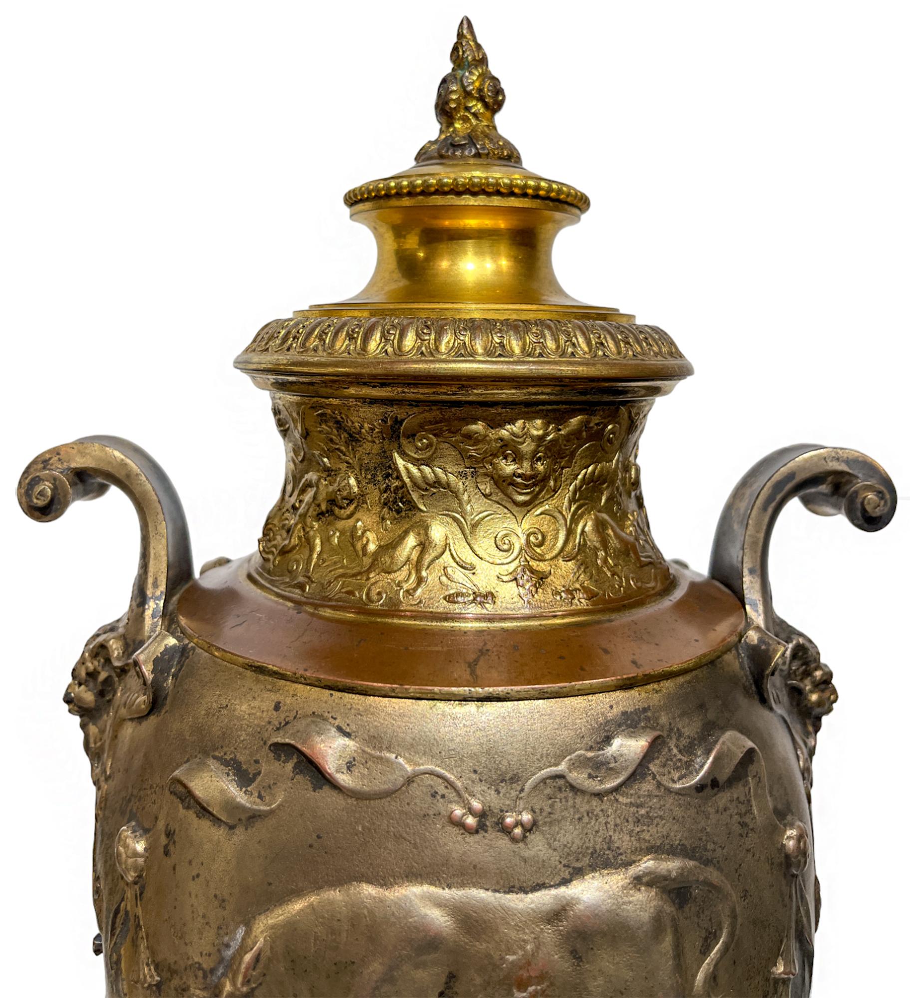 Bronzo Coppia di urne rinascimentali in bronzo dorato di Levillain in vendita
