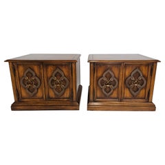 Paire d'objets en noyer assortis de style Revive de la Renaissance  Tables de chevet