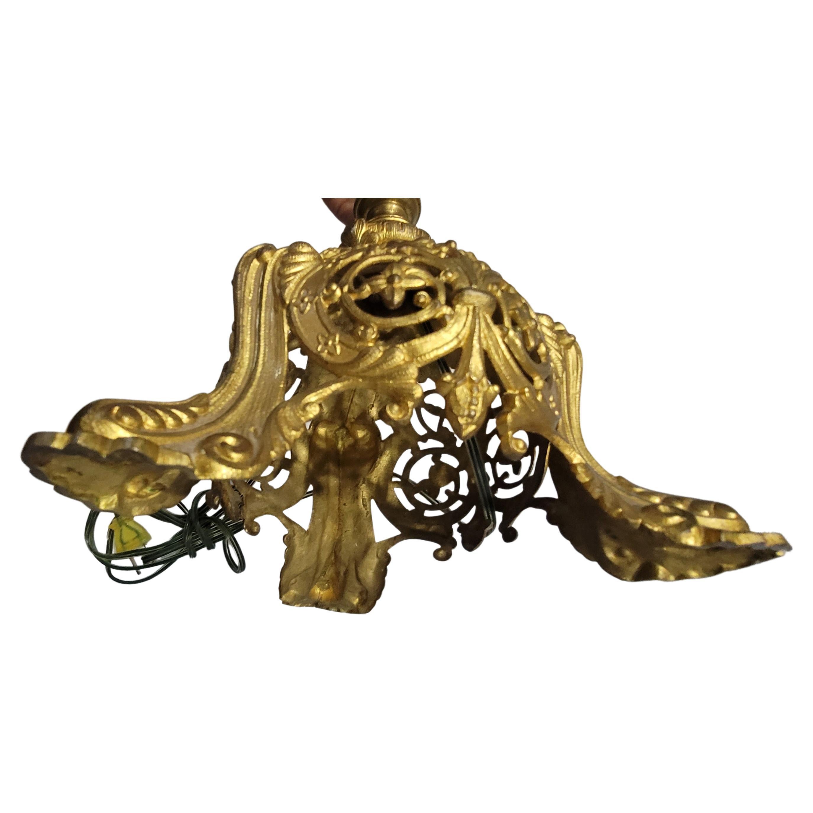 Paar Tischlampen aus ebonisiertem Metall und gegossenem Goldbronze im Renaissance-Stil im Zustand „Gut“ im Angebot in Germantown, MD