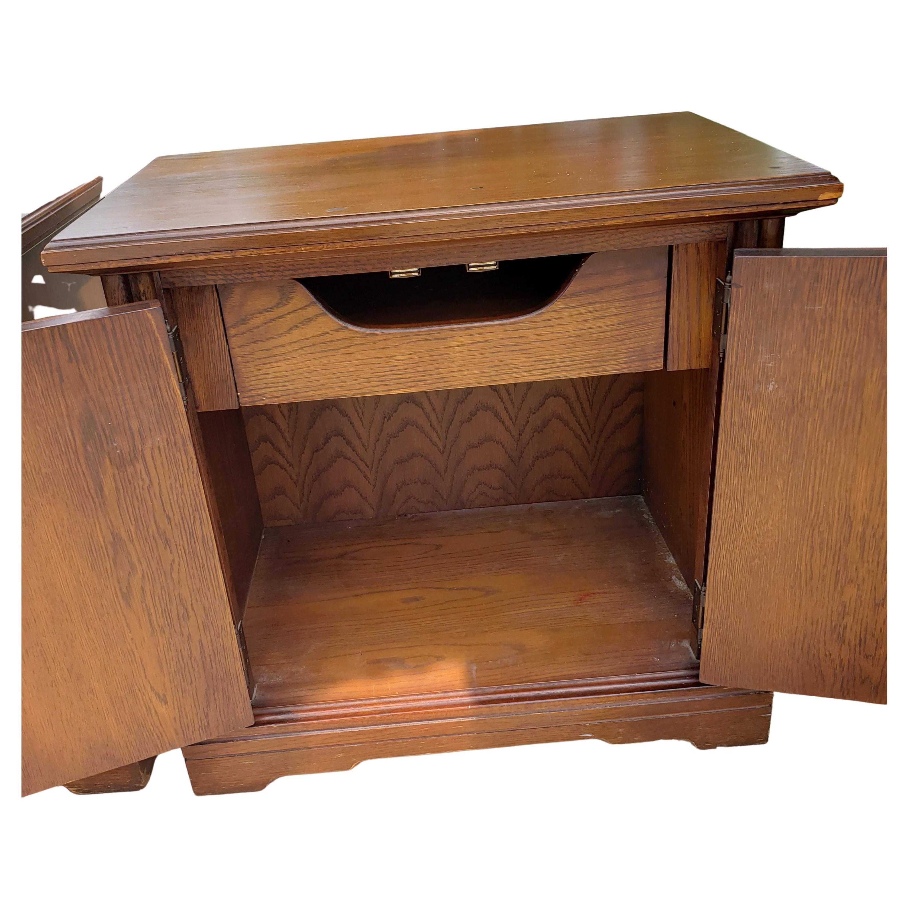 Paire de tables de nuit de style Renaissance avec portes en bois fruitier et tables d'appoint françaises en vente 1