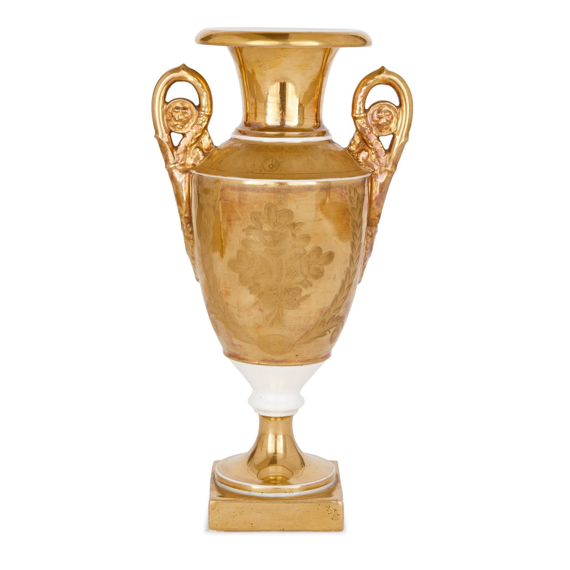 Français Paire de vases de style Renaissance en porcelaine dorée et peinte représentant des scènes romantiques en vente